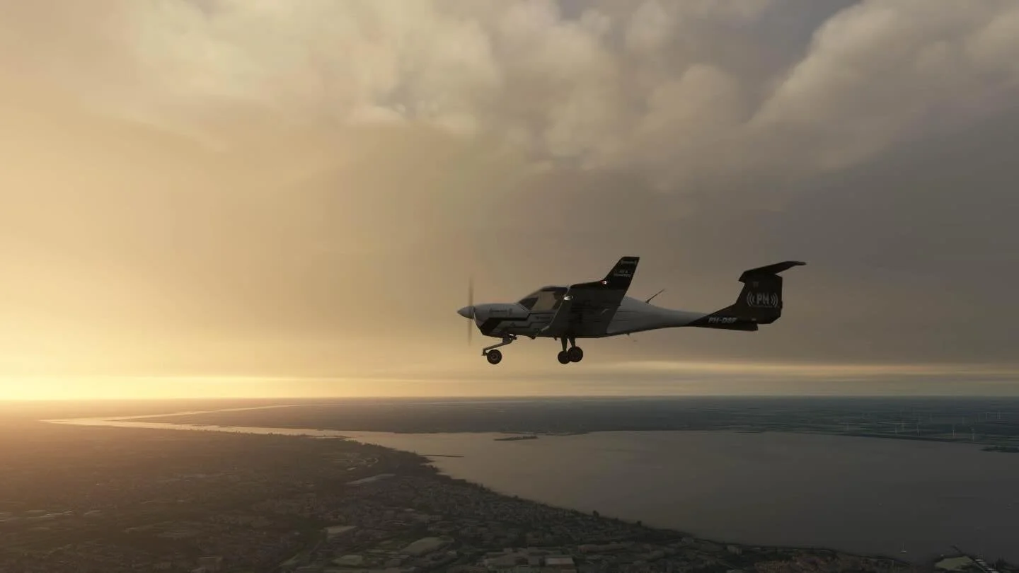 Tonight we organized our monthly members ONLY #VirtualFlyingClub December #GroupFlight. Although it was a small group this time, we had a fantastic flight with beautiful weather! And the @cows.aero #da40ng is an absolute wonderful aircraft for #msfs2