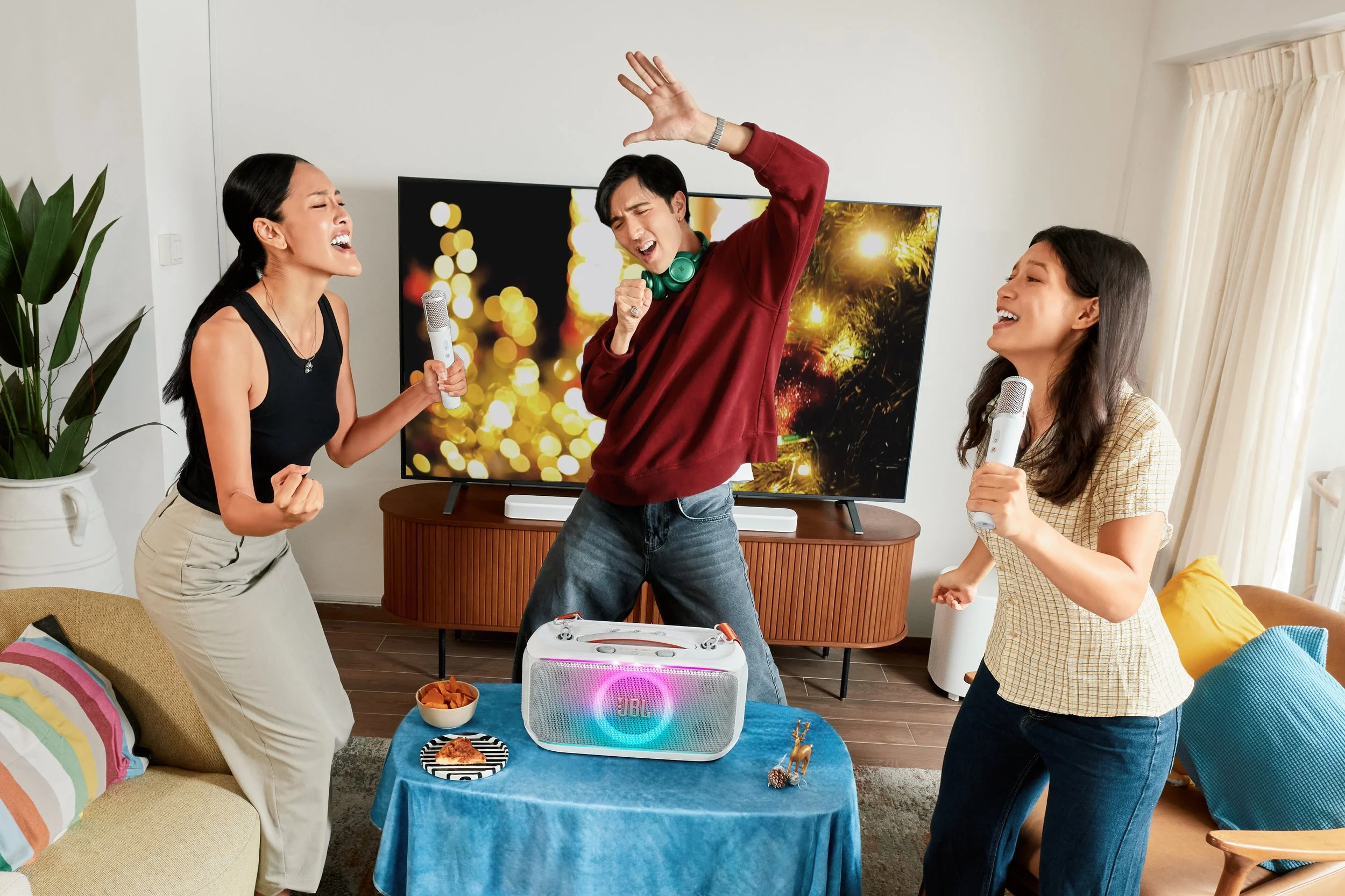 V3_JBL_LIFESTYLE_GROUP_IMG_1_3x2.jpg