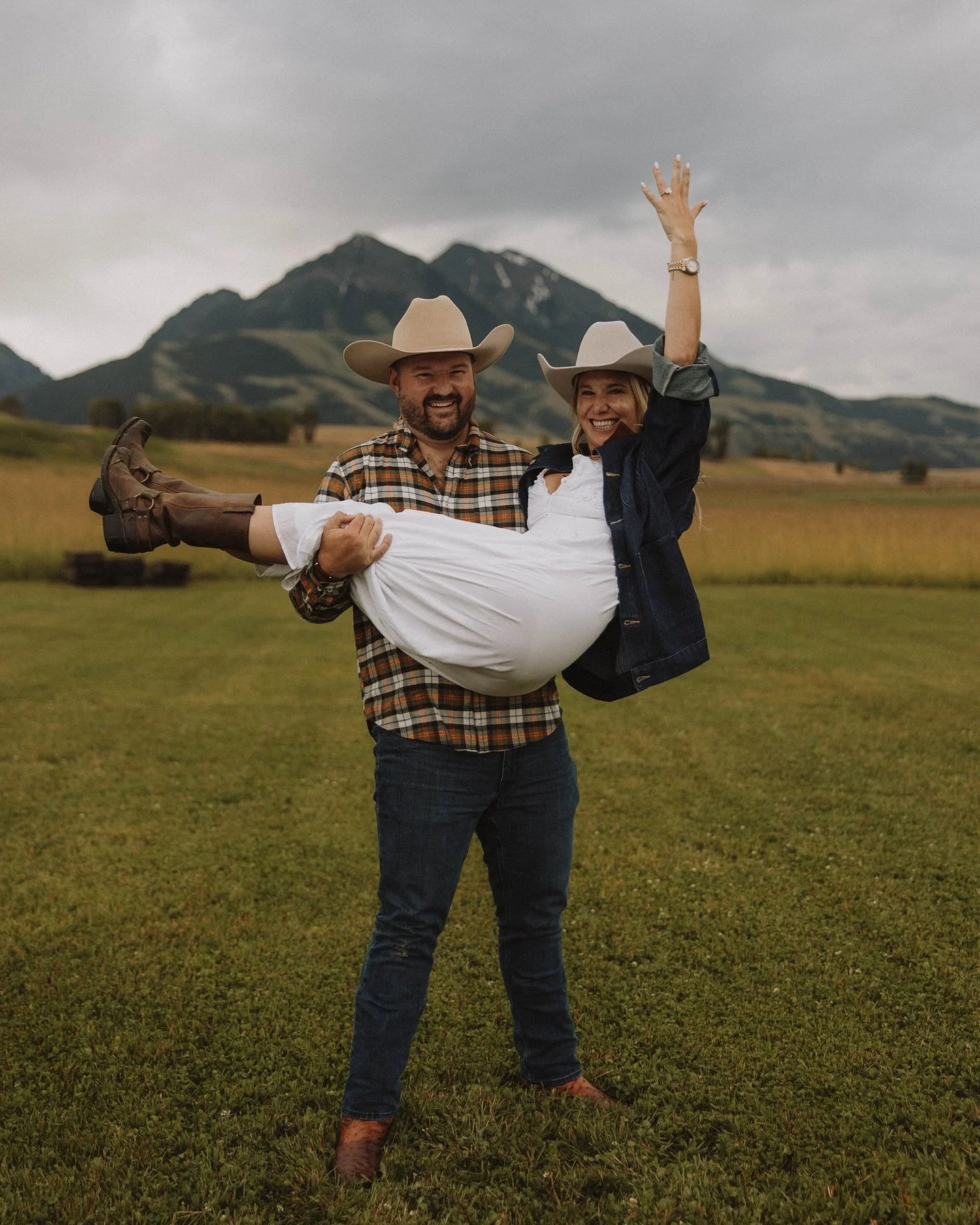 She said yes 💍
Thomas planned the most thoughtful surprise proposal at Sage Lodge yesterday for Courtney, all the way from Georgia to the mountains of Montana. The joy on their faces says it all. 
-
-
- 
#MontanaEngagement #SurpriseProposal #Courtne