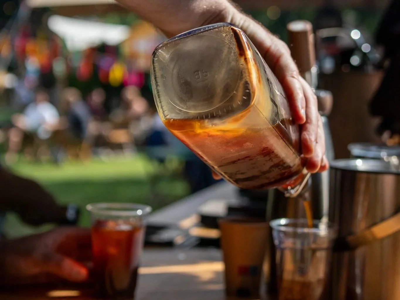 Cold brew wordt ingeschonken op festival. Light roast, ijskoffie. 