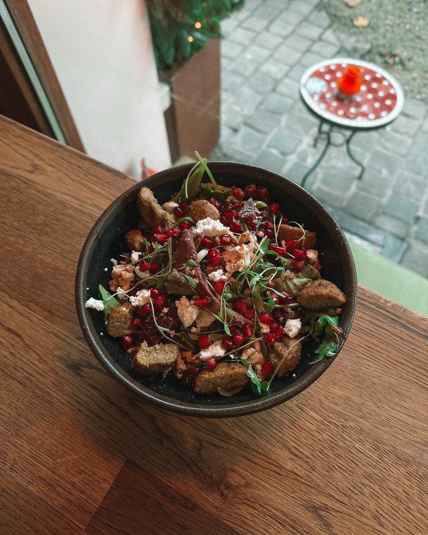 New on the menu from next week:
Goatcheese &amp; Falafel salad 🍁
*mixed salad, falafel, goatcheese, red beet, walnuts, pomegrenate and a balsamic dressing*