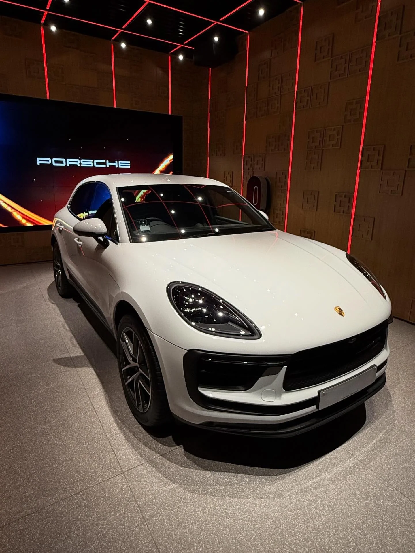 Brand new special indent: Porsche Macan S 2.9L

DM us to get great deals on Porsche models.