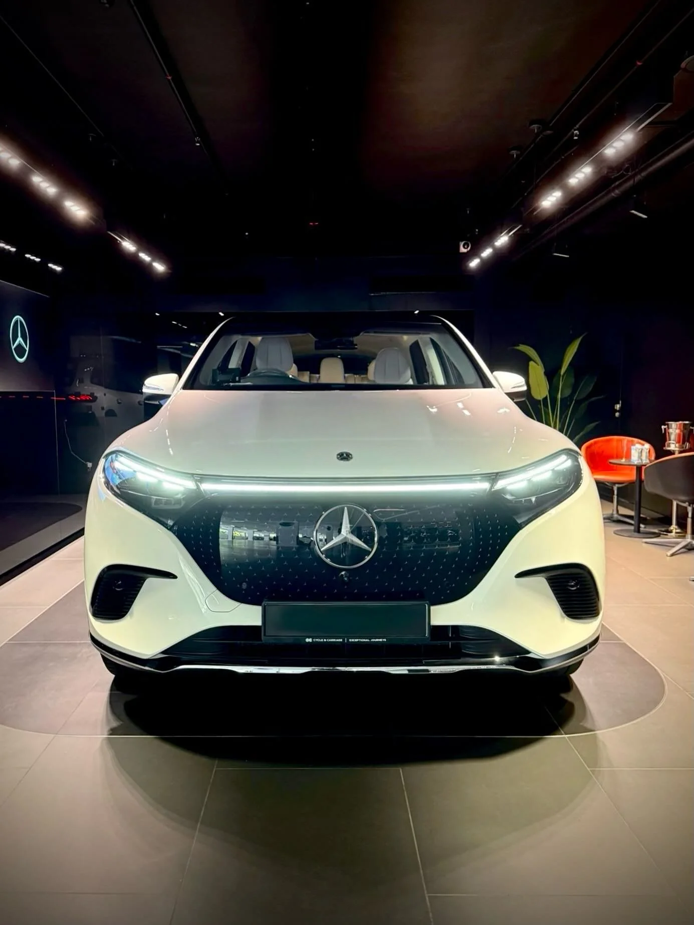 (Brand New) Seamless handover as always!

Mercedes-Benz EQS SUV with Hyperscreen 😍😍

Shoutout to @mercedesbenz.emily for an amazing experience.

DM us for new car deals.