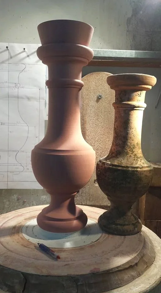 Model al costat de la peça original