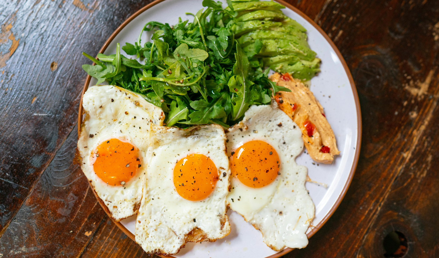 High protein meal with eggs, vegetables and greens showing practical nutrition that fits Barcelona dining culture