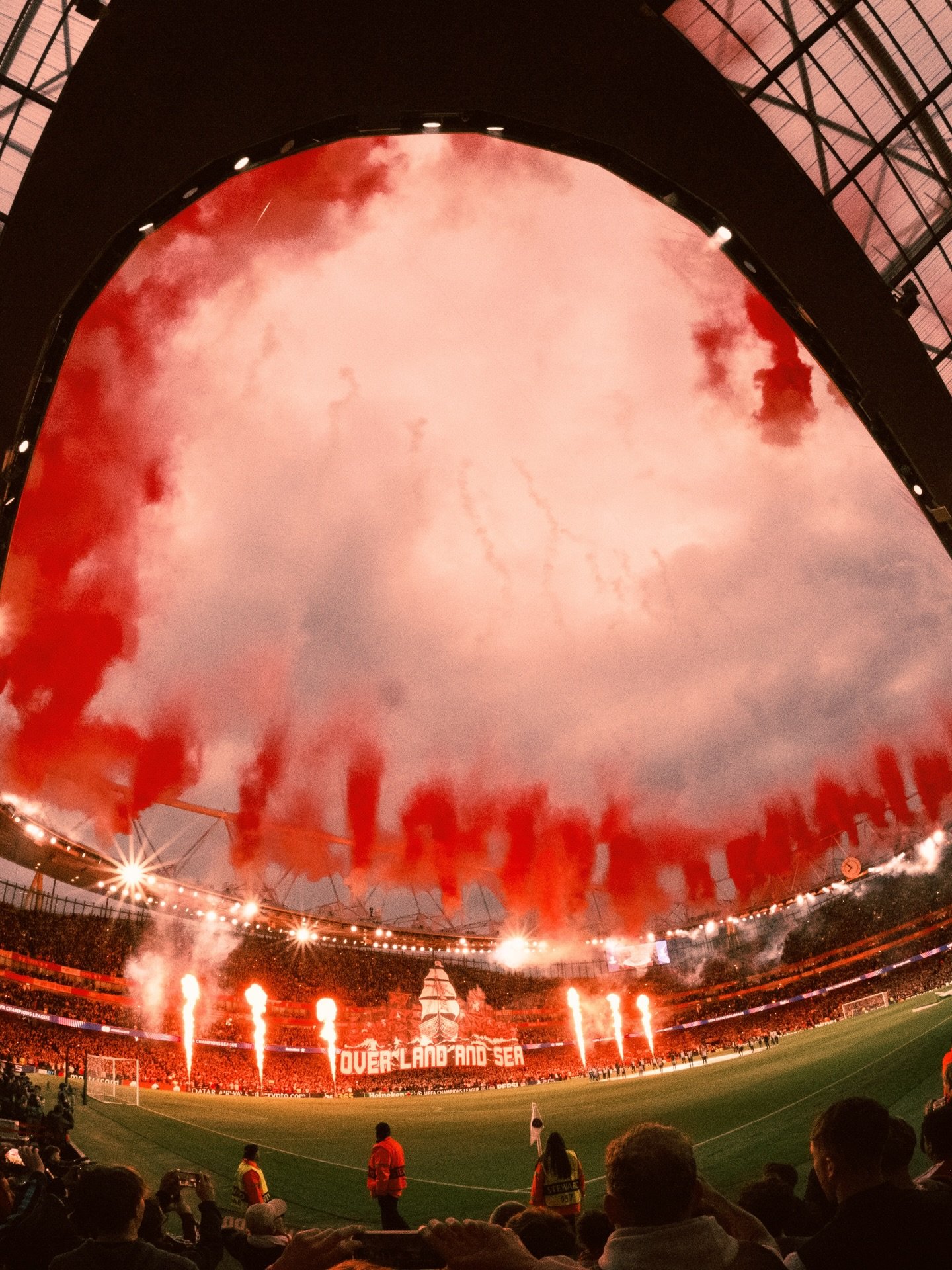 One last post from last night 🔴⚪️
.
.
#arsenal #championsleague #emiratesstadium #lowernorthbank