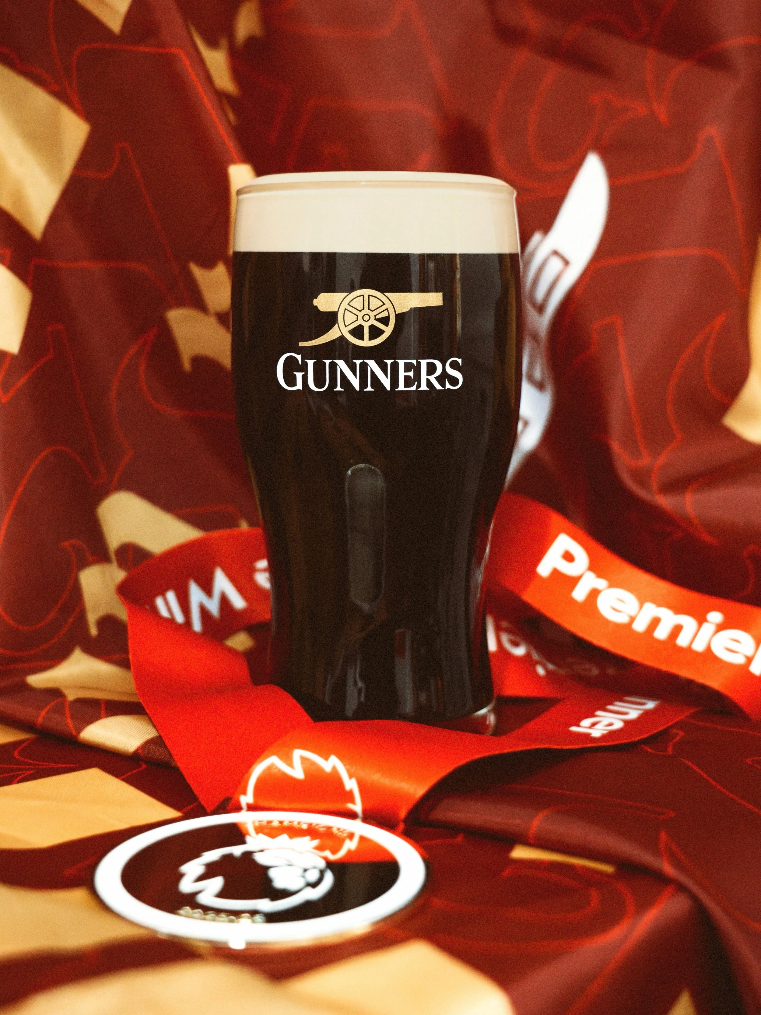 Fans of the champions of England, happy Friday!
.
.
#guinness #gunners
