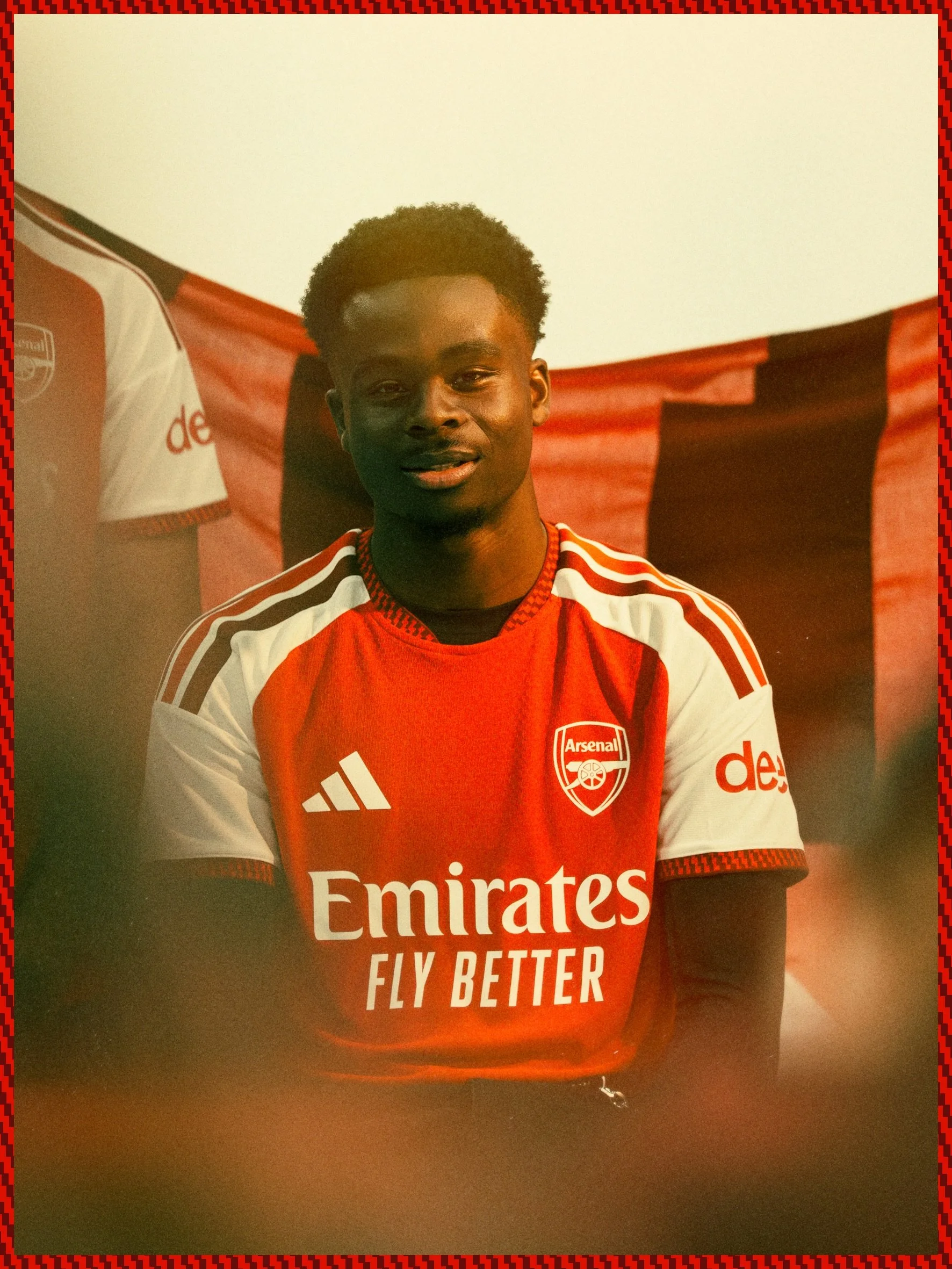 Some BTS from next seasons home shirt ⚡️
Huge shoutout to the family over at @adidasuk for having me on set 🫶
.
.
#arsenal #arsenaladidas #BTS #arsenalBTS #lowernorthbank