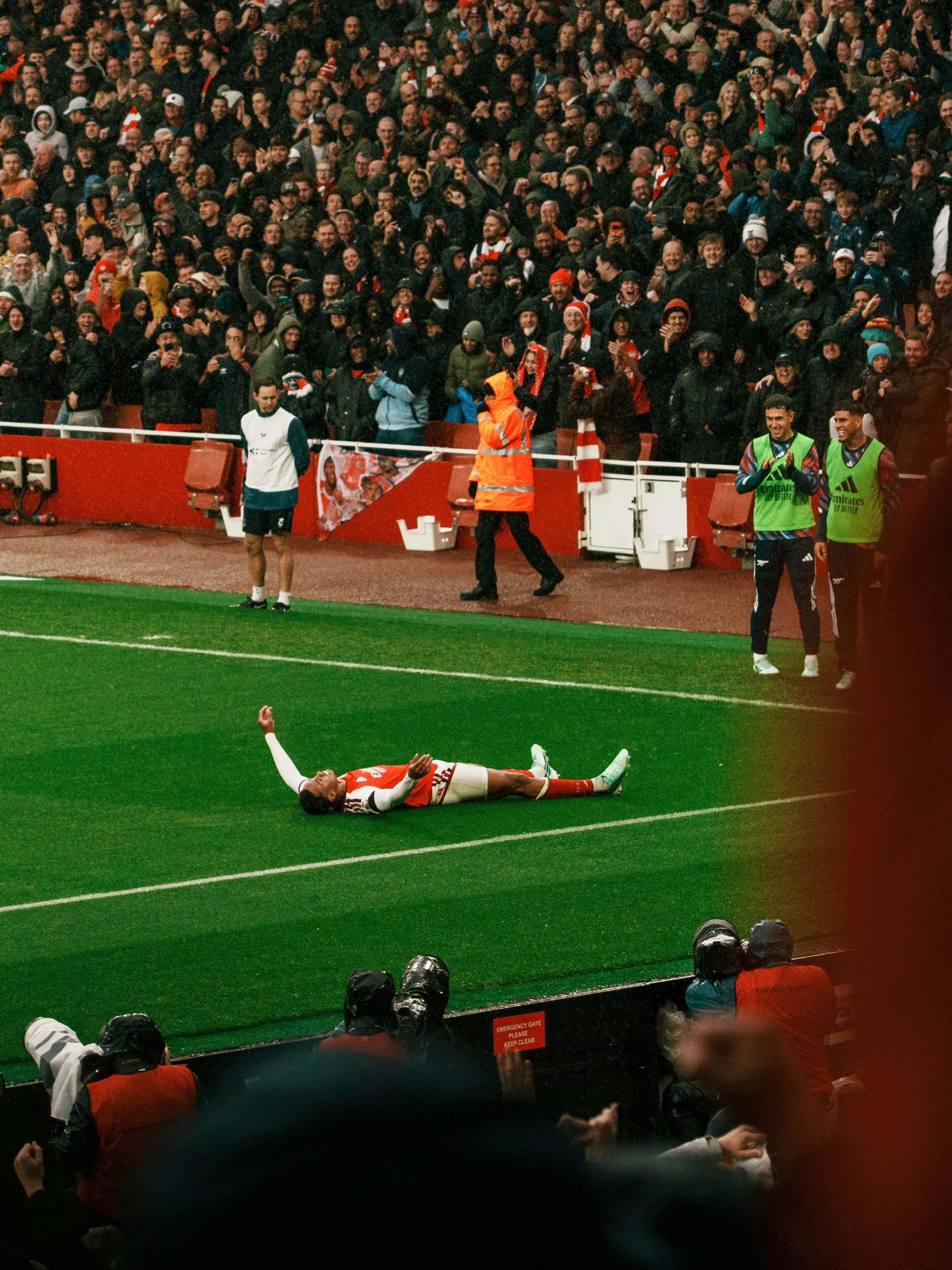 Big gabs making it 2-0! @_gabrielmagalhaes 
.
.
#arsenal #ARSEVE #sonyalpha #lowernorthbank