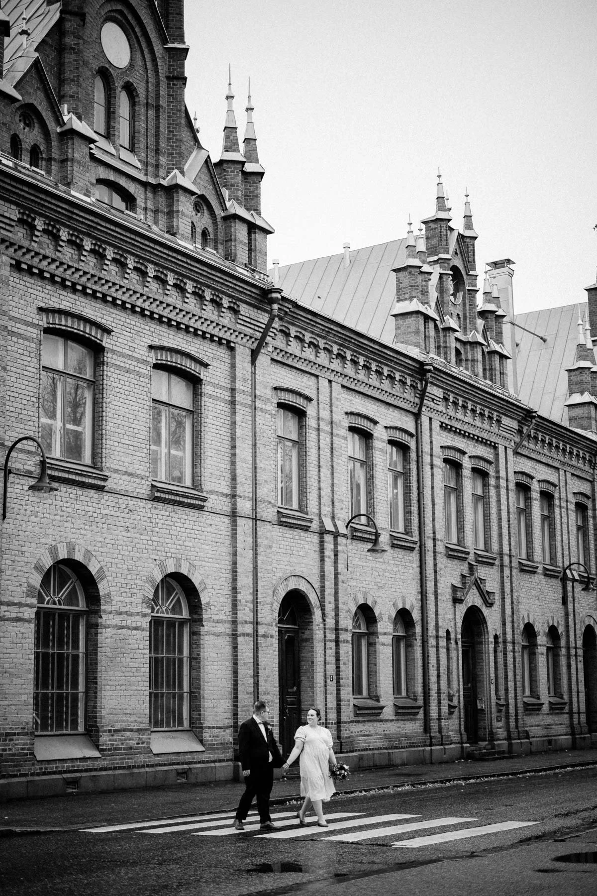 Häävalokuvaaja Tampere, hääpari kävelemässä suojatien yli Tampereen Finlaysonilla.