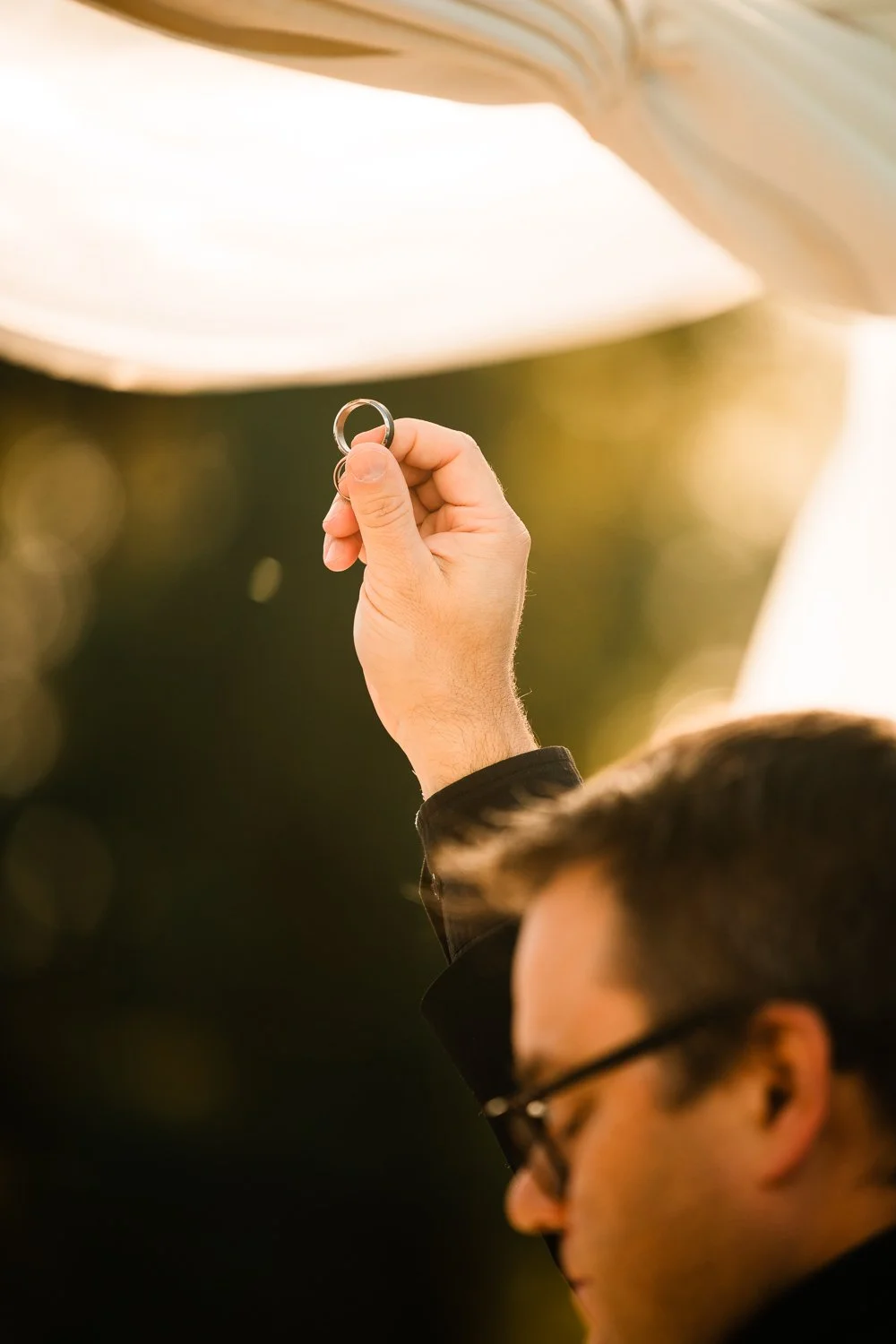 Dokumentaarinen hääkuvaus, sormusrukous.