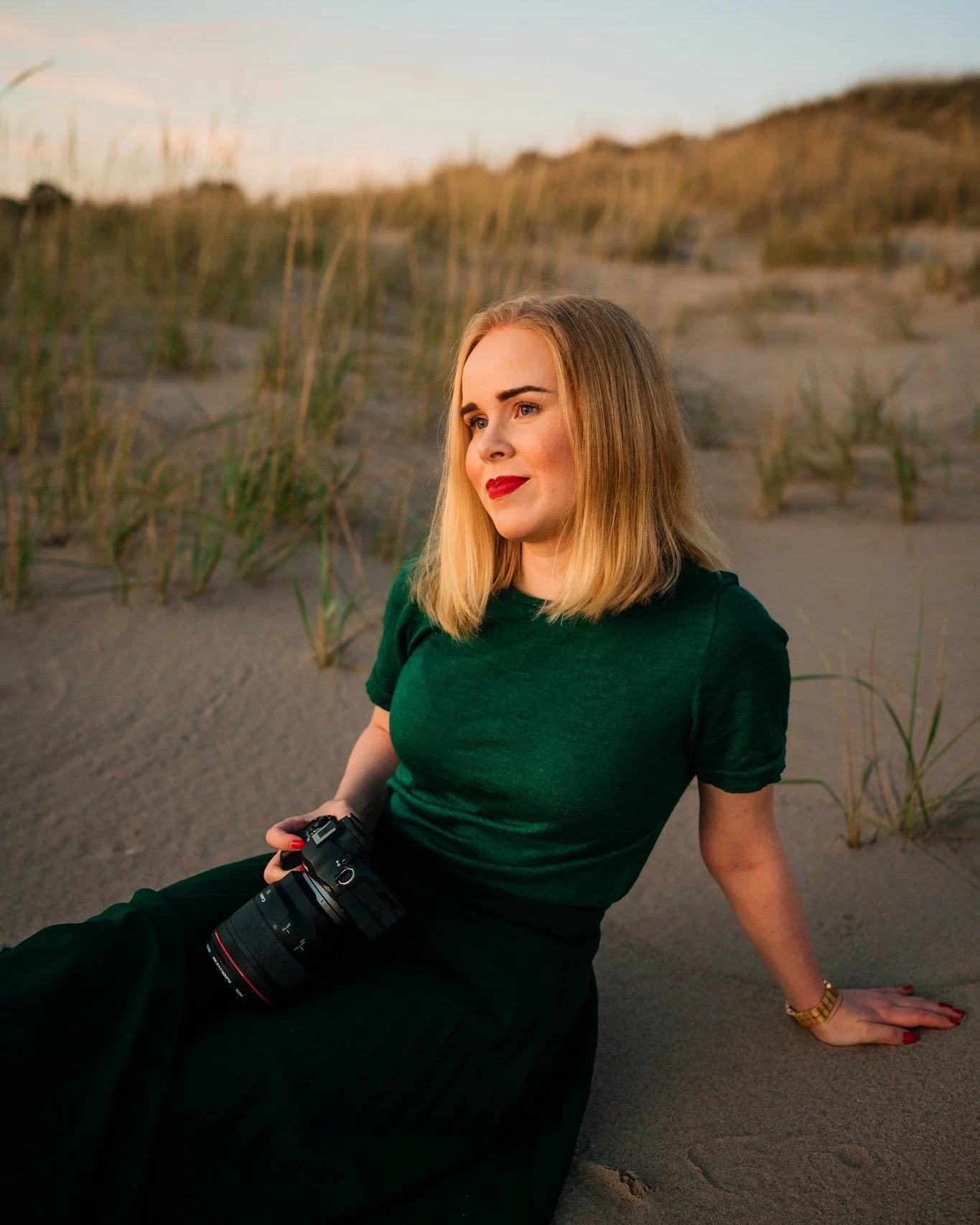 LOMALLA 7.1. ASTI!

Pid&auml;n t&auml;n&auml; vuonna v&auml;h&auml;n pidemm&auml;n joululoman huomisesta alkaen. Teen parit ennalta sovitut kuvaukset, ja ennest&auml;&auml;n tutttujen asiakkaiden juhlakuvausten kohdalla saatan viel&auml; tehd&auml; p