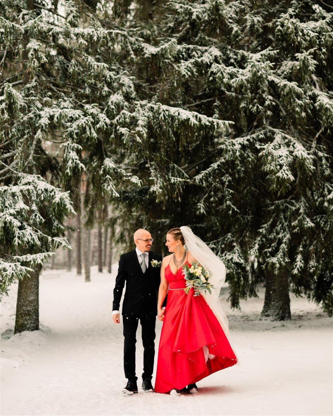 N&auml;m&auml; kuvat ja koko heid&auml;n h&auml;&auml;t pysyiv&auml;t salaisuutena kymmenen kuukauden ajan. 🤫

Heid&auml;n salah&auml;&auml;t vietettiin vain kahden todistajan kanssa helmikuun alussa, jolloin my&ouml;s otimme n&auml;m&auml; kuvat. O