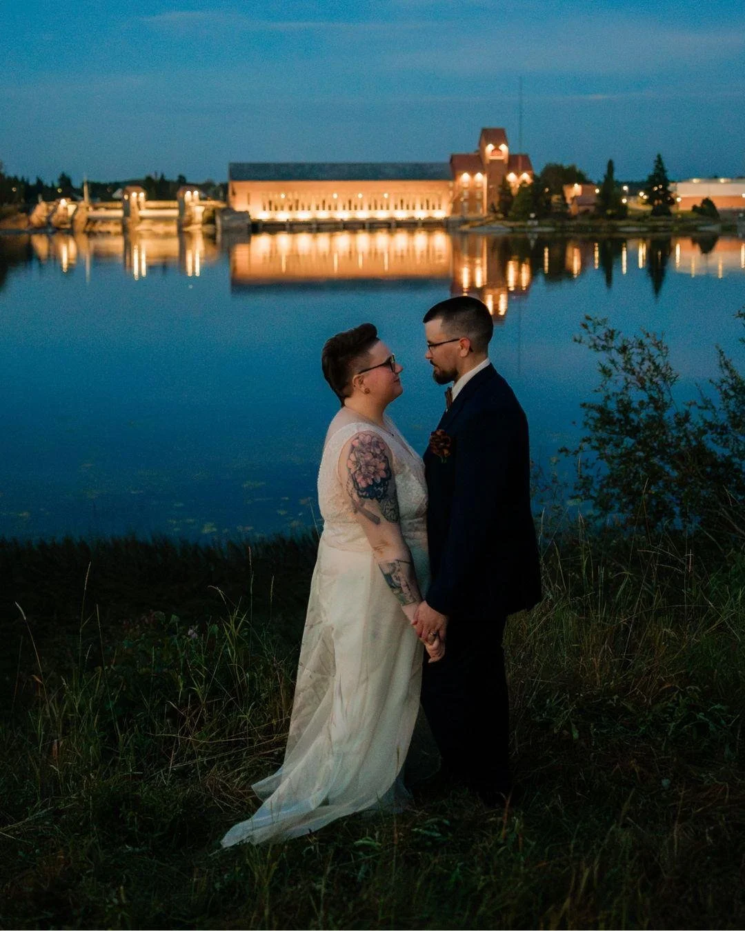 H&auml;&auml;illan potretit auringonlaskussa on ihania, mutta miten olisikin kuvaukset ihan pime&auml;ss&auml;?

Olin niin innoissani, kun h&auml;&auml;pari toivoi iltapotretteja iltah&auml;m&auml;r&auml;ss&auml; t&auml;ss&auml; heille t&auml;rke&aum