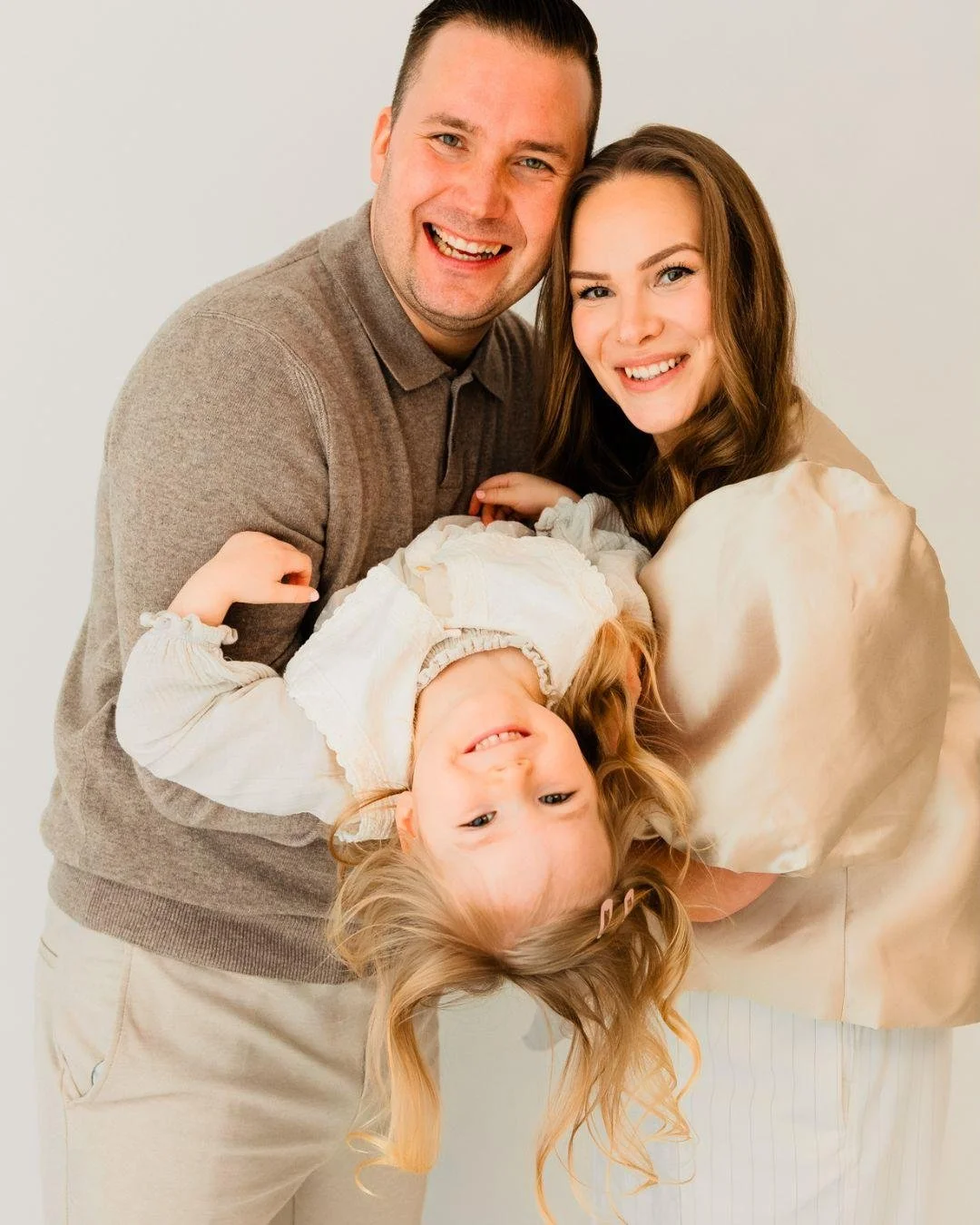 Kes&auml;&auml; odotellessa pieni muistutus, ett&auml; kuvaukset kanssani onnistuvat my&ouml;s studion l&auml;mm&ouml;ss&auml;! 🤗

Omaa studiota minulla ei ole, sill&auml; keskityn enemm&auml;n h&auml;ihin sek&auml; milj&ouml;&ouml;ss&auml; toteutet