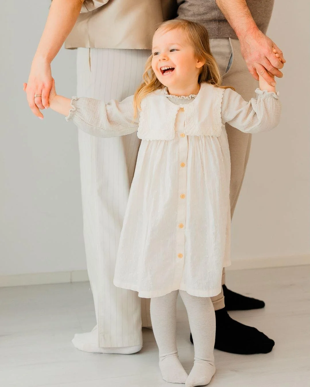 Mieleen voi helposti tulla, ett&auml; perhekuvat studiolla ovat j&auml;ykki&auml; ja poseerattuja, kun taas milj&ouml;&ouml;kuvaukset sallivat rennomman olemisen.

On tietenkin totta, ett&auml; ulkona kuvaaminen mahdollistaa enemm&auml;n liikett&auml