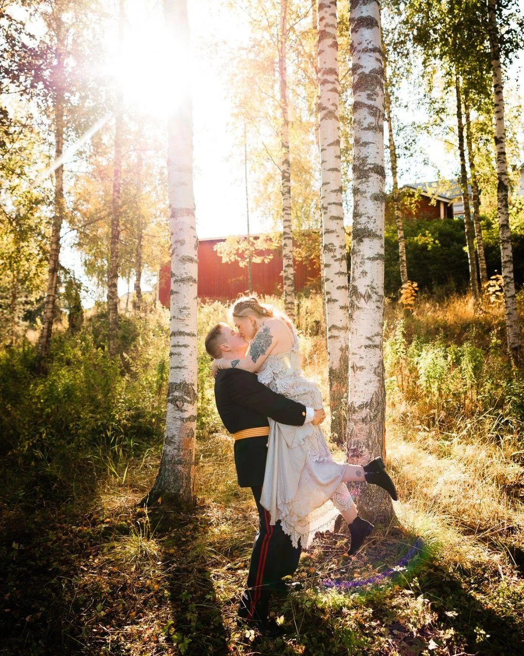 Kuvattavana oleminen j&auml;nnitt&auml;&auml; suurinta osaa ihmisist&auml;, enemm&auml;n tai v&auml;hemm&auml;n. Muakin j&auml;nnitt&auml;&auml;, kun p&auml;&auml;dyn kameran toiselle puolelle! 😬

Muistutan kuitenkin, ett&auml; kuvausten j&auml;nnit