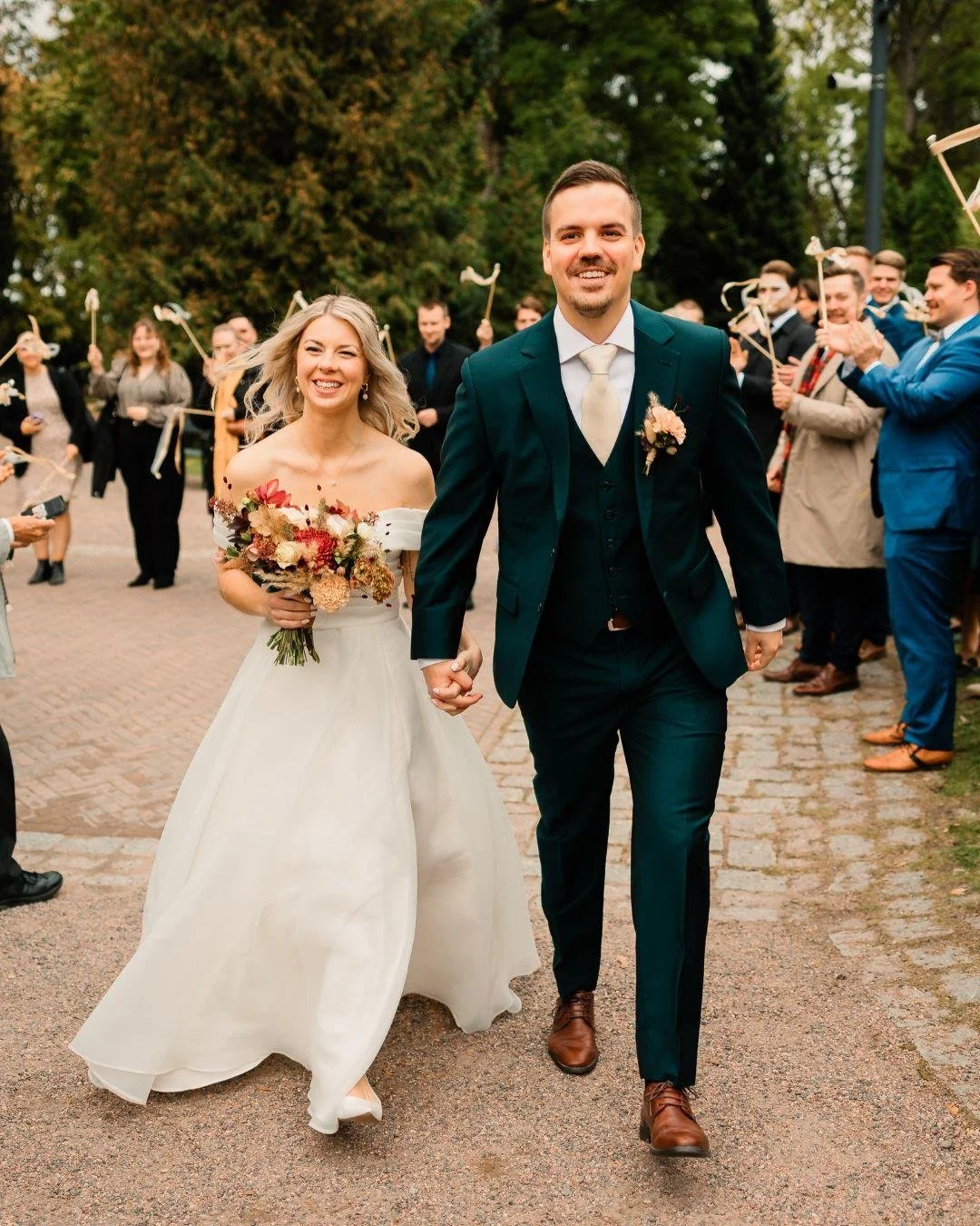 Ota vinkit talteen, mit&auml; vihkimisest&auml; poistuessa voi heitt&auml;&auml; tai muuten tehd&auml;! 🤩

T&auml;&auml; on yksi mun suosikkihetkist&auml; h&auml;&auml;p&auml;iv&auml;n aikana, joten mielell&auml;ni my&ouml;s autan sen suunnittelussa