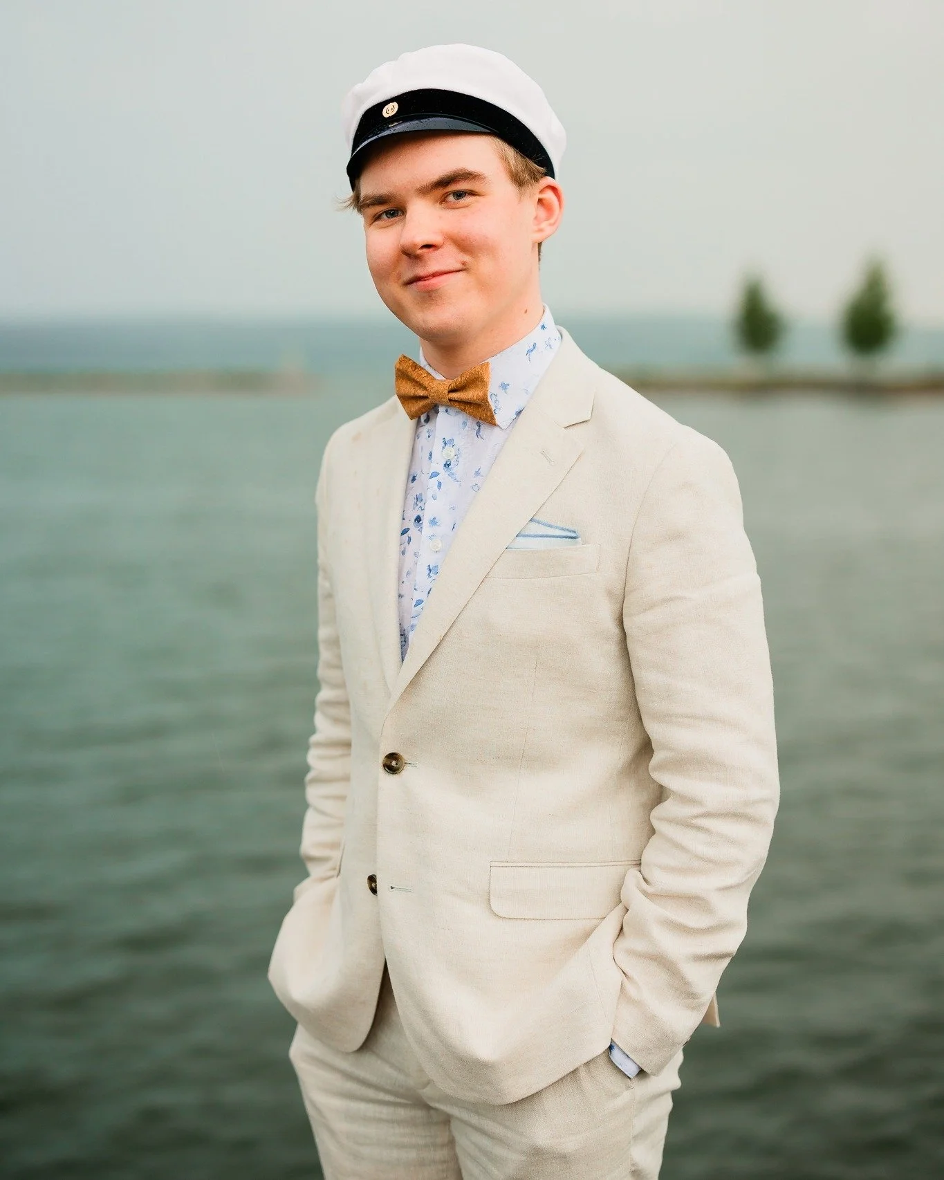 Suosittelen aina ottamaan ylioppilas-, valmistujais-, rippi- ja muut vastaavat kuvat joskus muulloin kuin juhlap&auml;iv&auml;n&auml;. N&auml;in kuvauksille on enemm&auml;n aikaa, joustovaraa, energiaa ja jaksamista. Ymm&auml;rr&auml;n toki, ett&auml