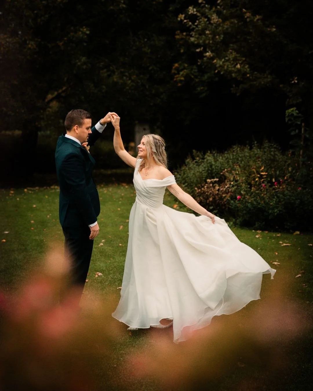 Mit&auml; h&auml;&auml;kuvaajaa varatessa pit&auml;isi tiet&auml;&auml;:

✅ H&auml;iden paikkakunta, ainakin suunnilleen. Tarkka juhla- ja vihkipaikka eiv&auml;t ole v&auml;ltt&auml;m&auml;tt&ouml;mi&auml;.

✅ H&auml;iden p&auml;iv&auml;m&auml;&auml;