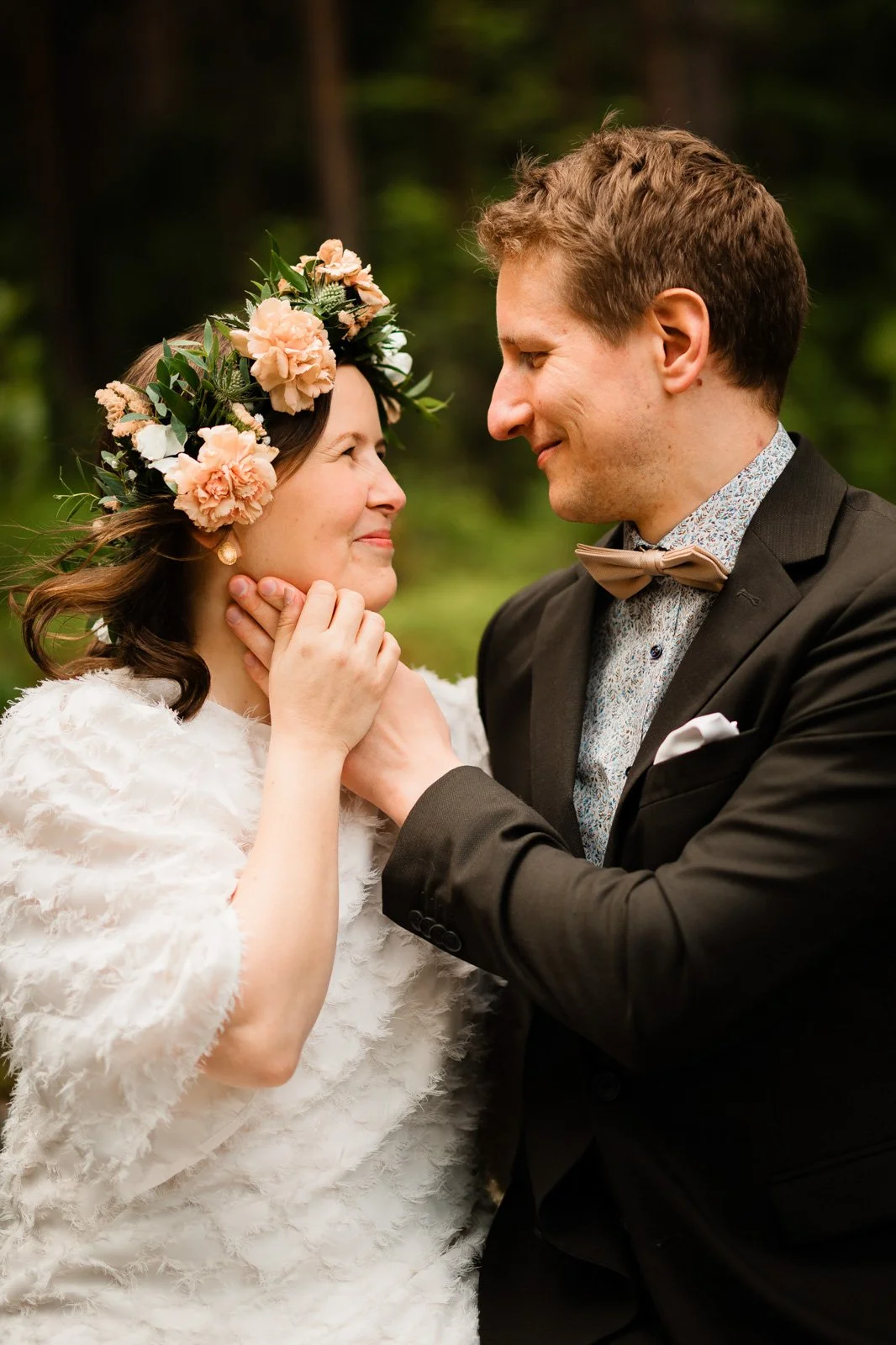 Hääkuvaus Lahti, lähikuva hääparista silittelemässä.