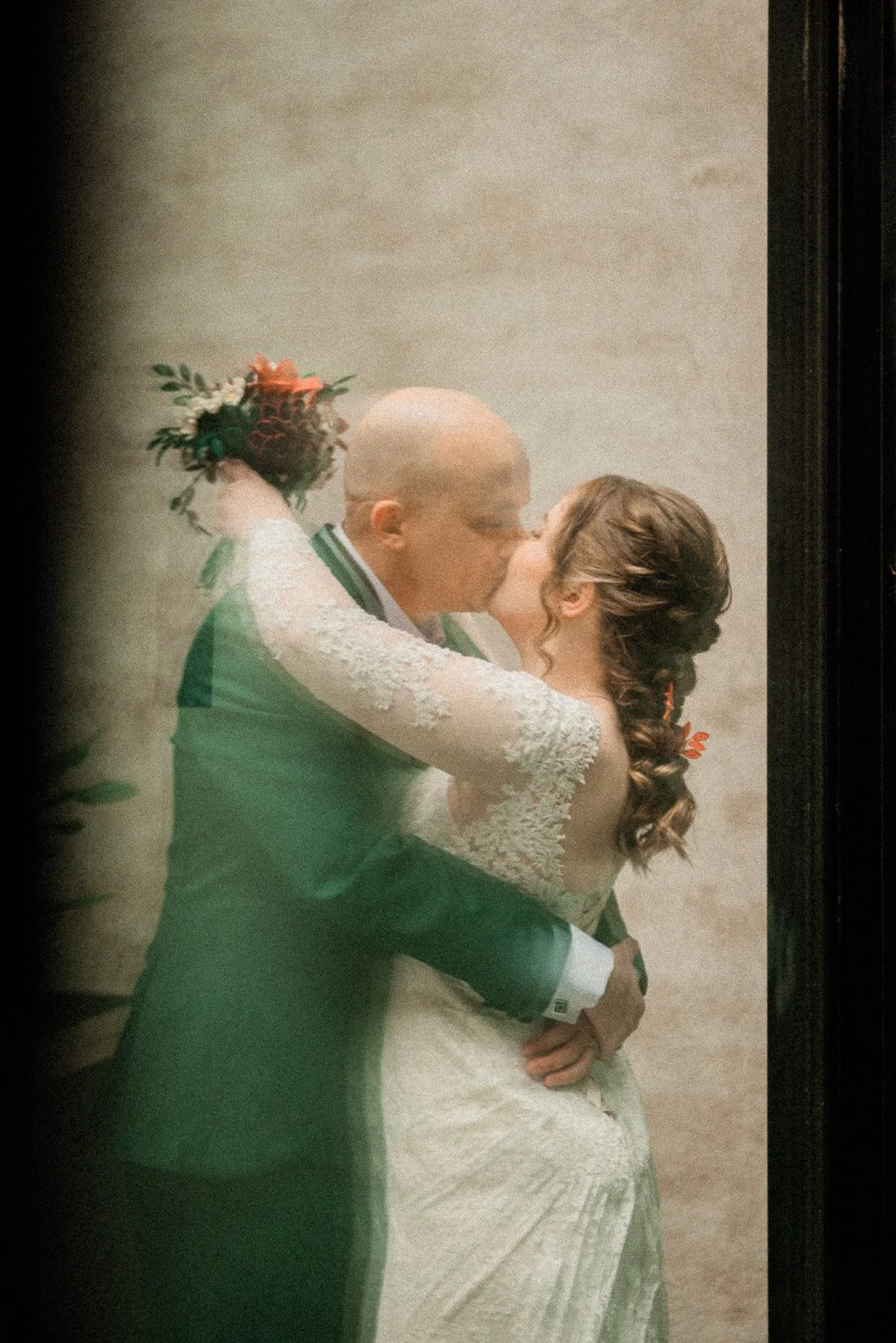 Häävalokuvaaja Tampere, heijastus suutelevasta hääparista.