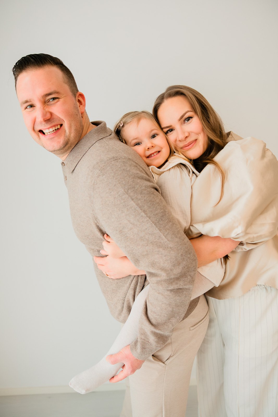 Perhekuvaus studiossa Tampereella.