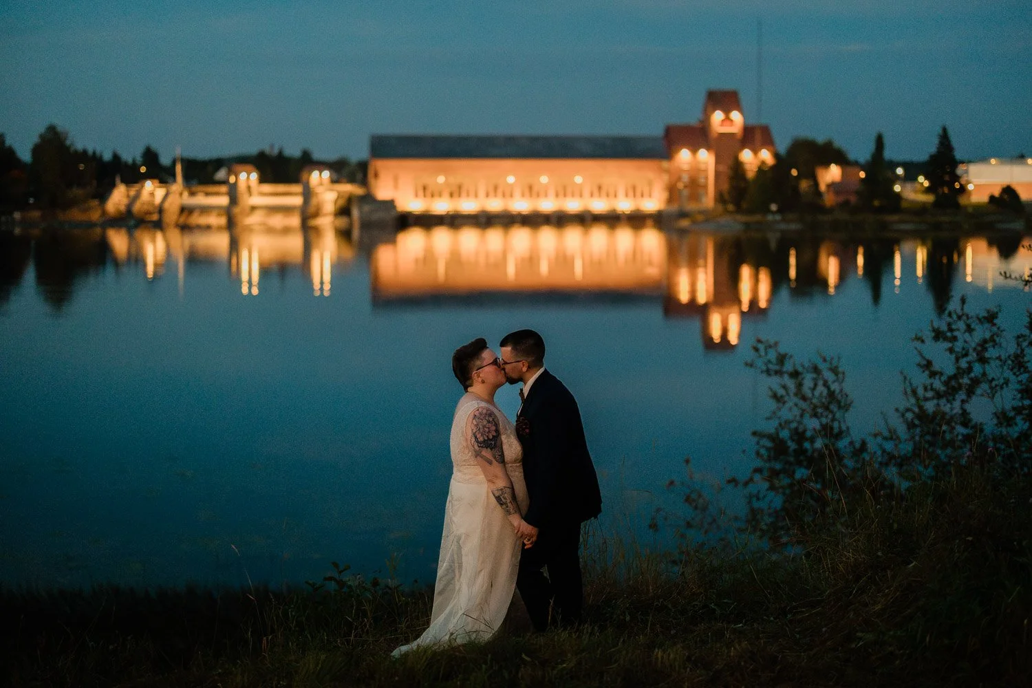 Hääkuva pimeässä Äetsän voimalaitoksella.