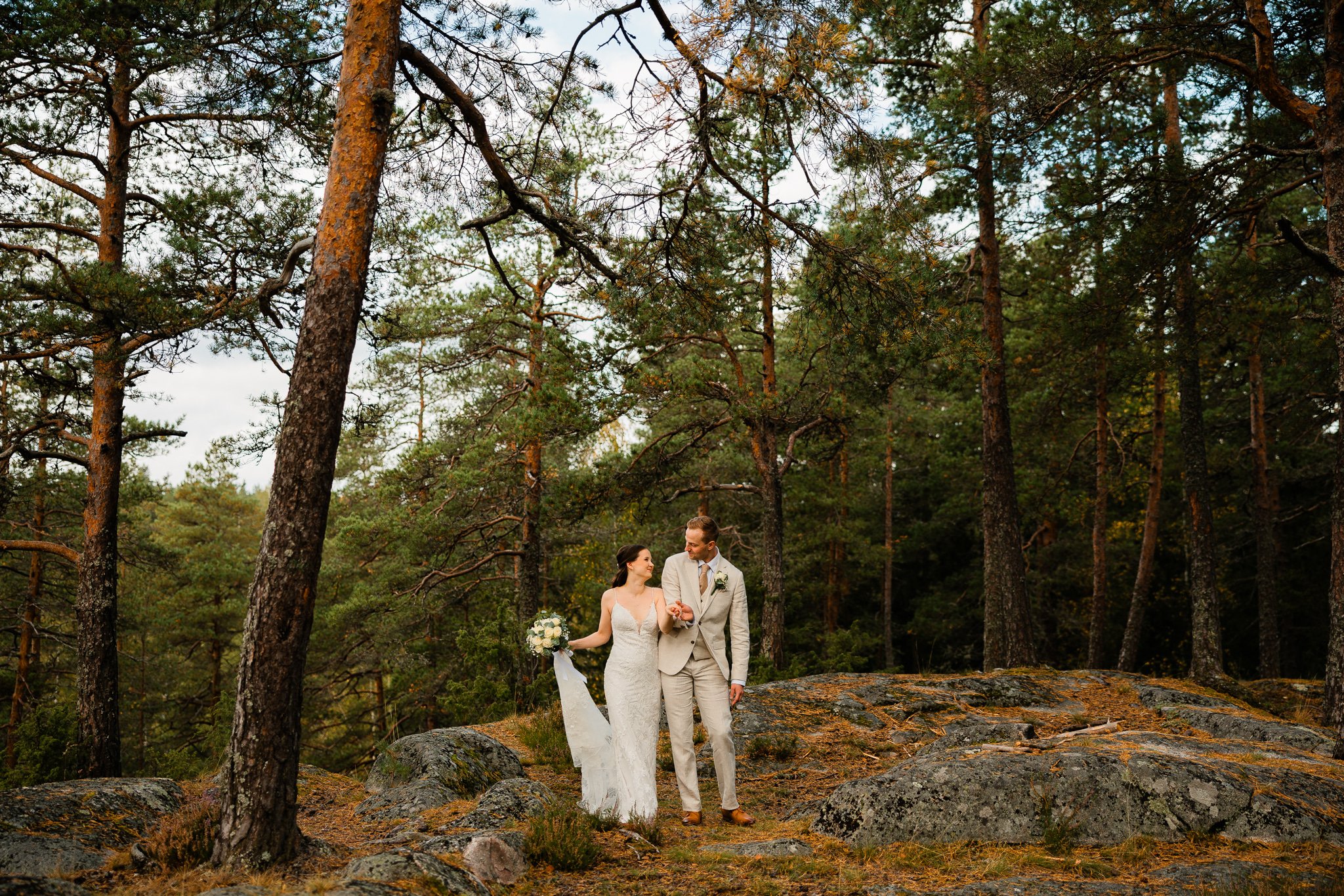 Hääkuvaus Orimattilassa Kalliojärven kallioiden päällä.