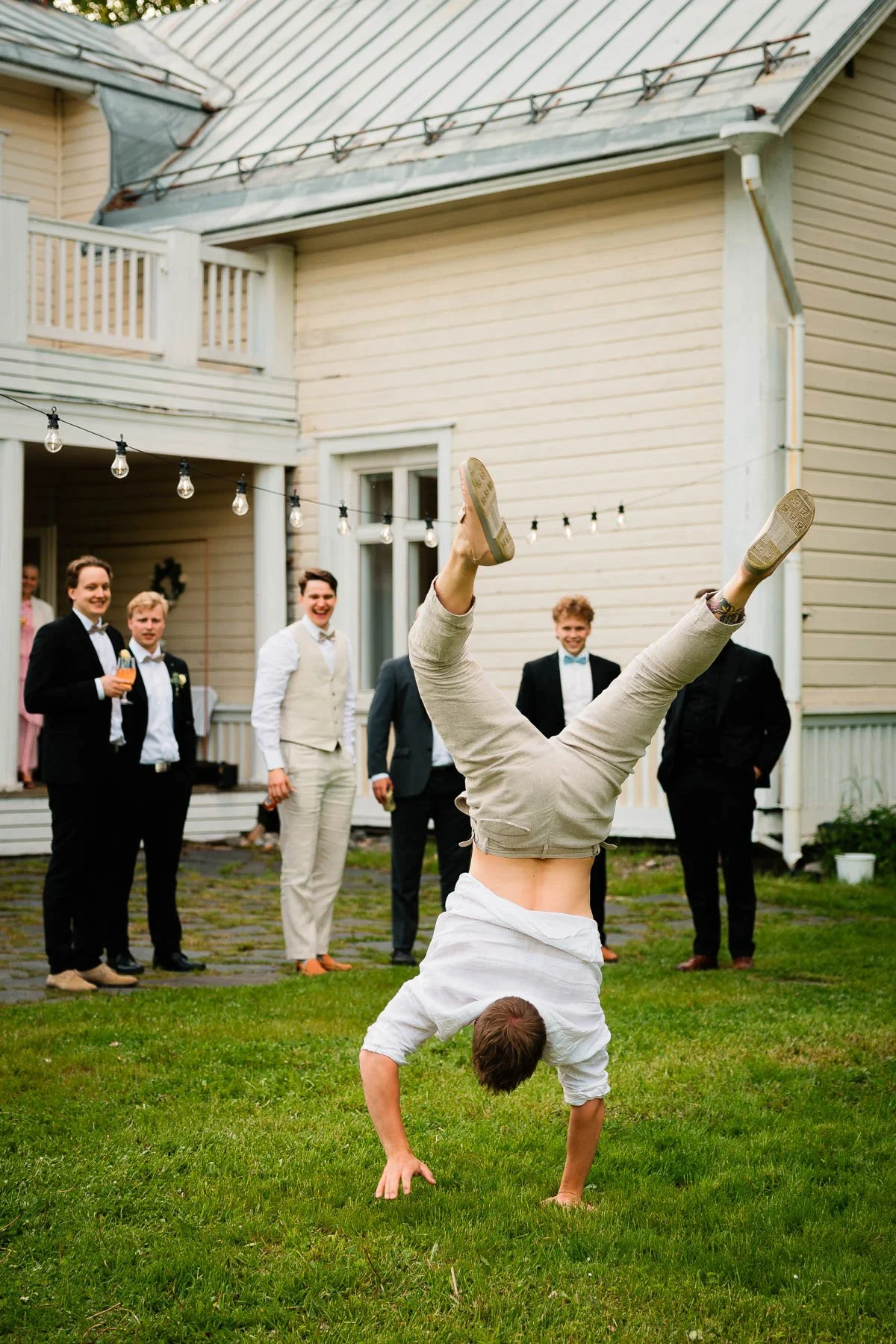 Dokumentaarinen hääkuvaus, häävieras kävelemässä käsillä.