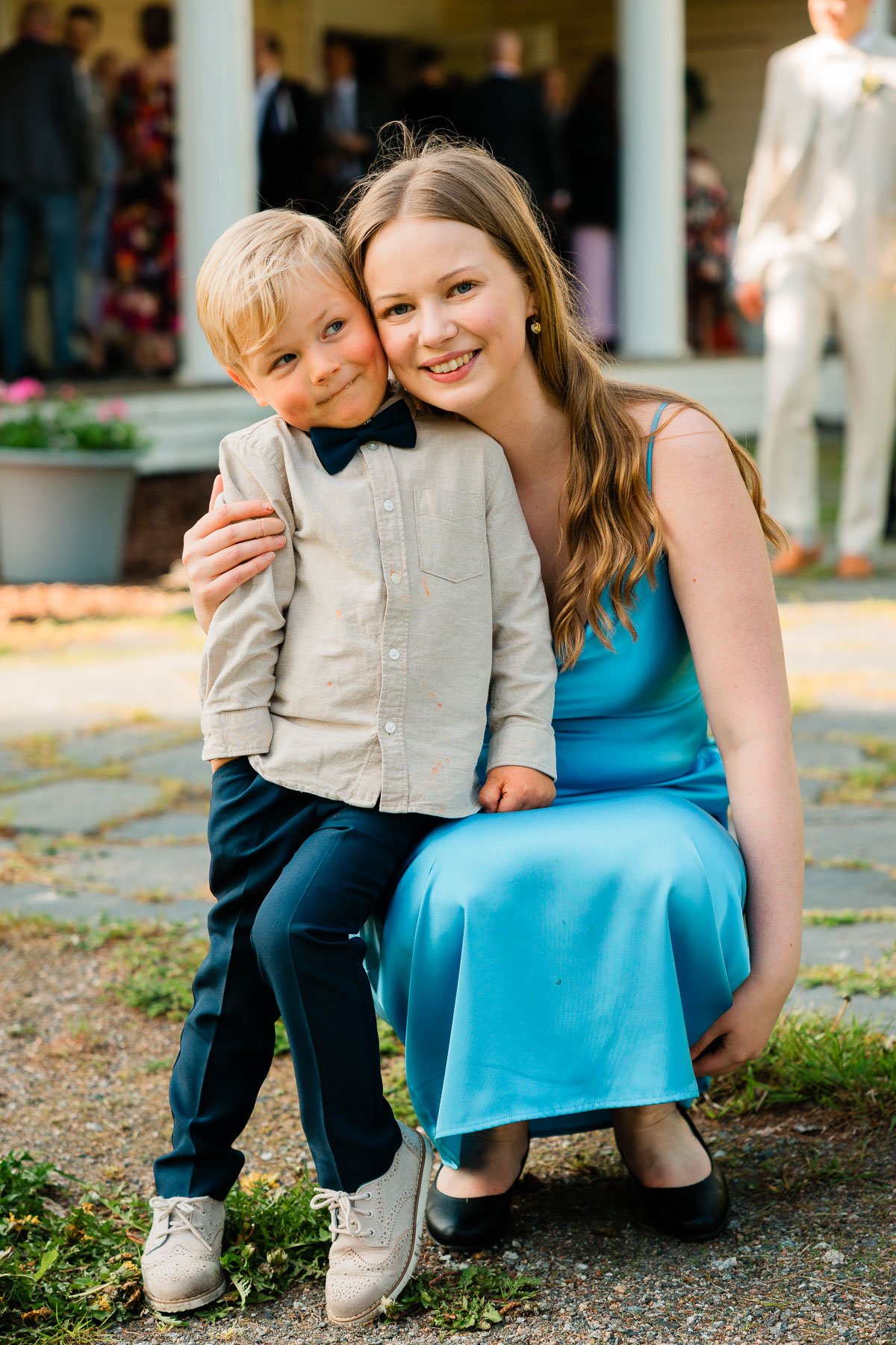 Dokumentaarinen hääkuvaus, lapsi ja kummitäti poseeraamassa kameralle.