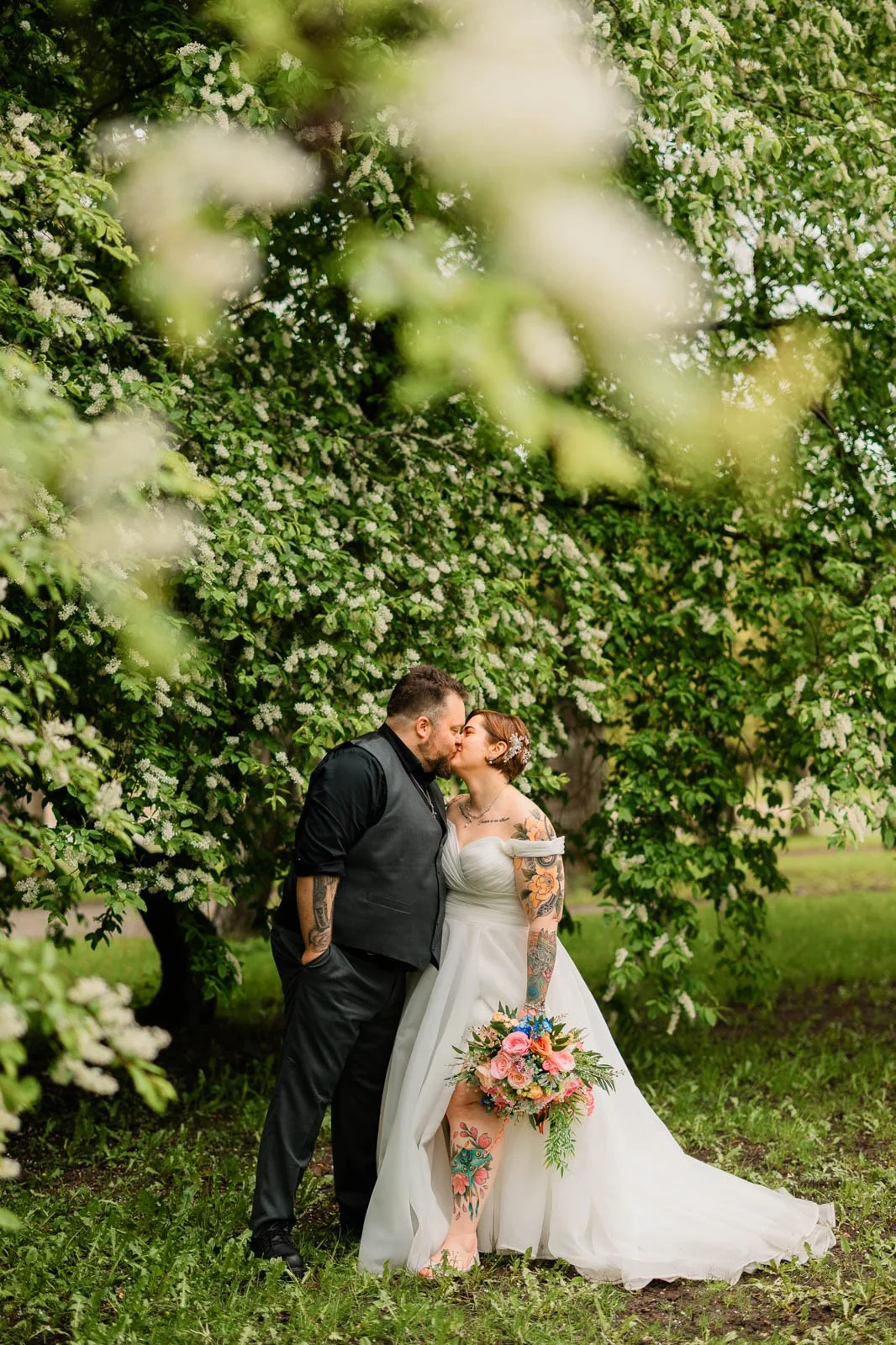 Hääkuvaus Lahti, hääpotretti kukkien keskellä.