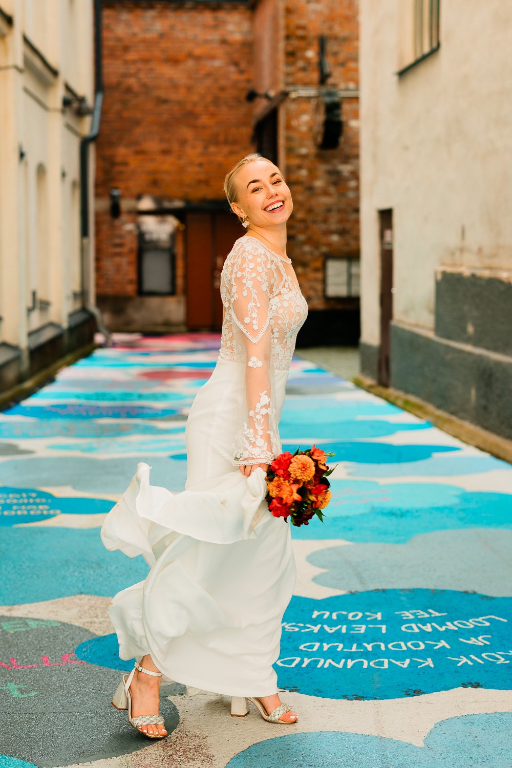 Häävalokuvaaja Tampere, kuva morsiamesta tanssahtelemassa.