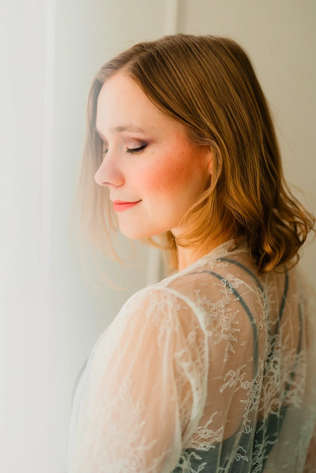 Henkilökuva naisesta studilla.