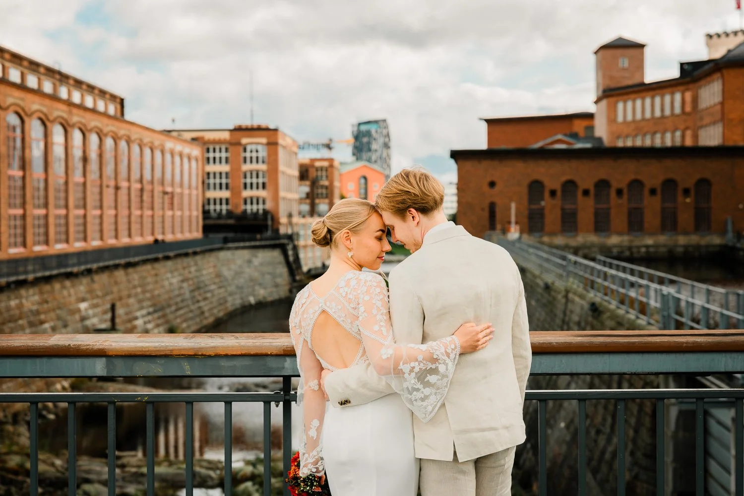 Hääkuvaus Tampere, hääparin taustalla on ikoninen Tampere-maisema.