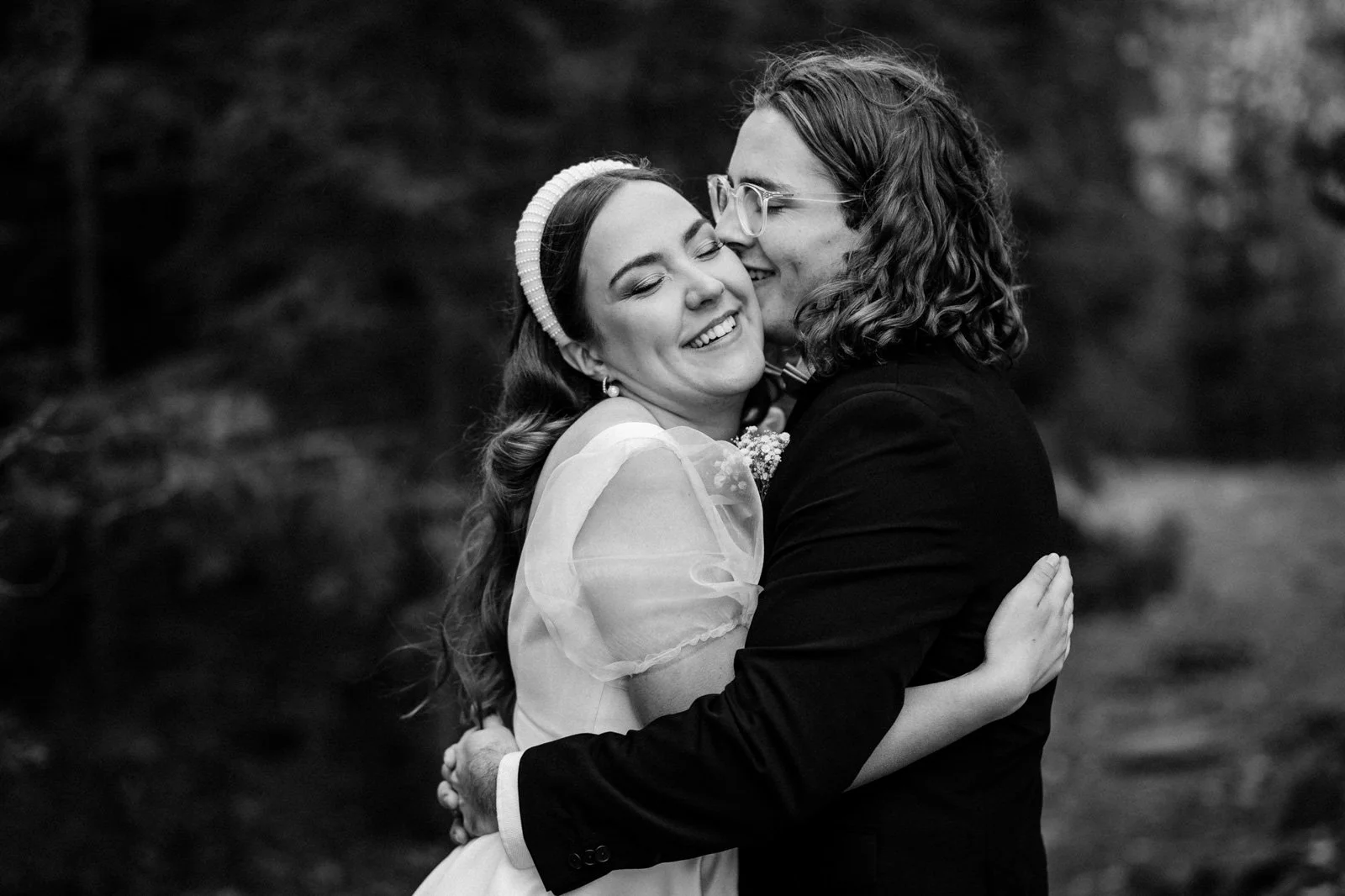 Häävalokuvaaja Tampere, mustavalkoinen lähikuva hääparista.