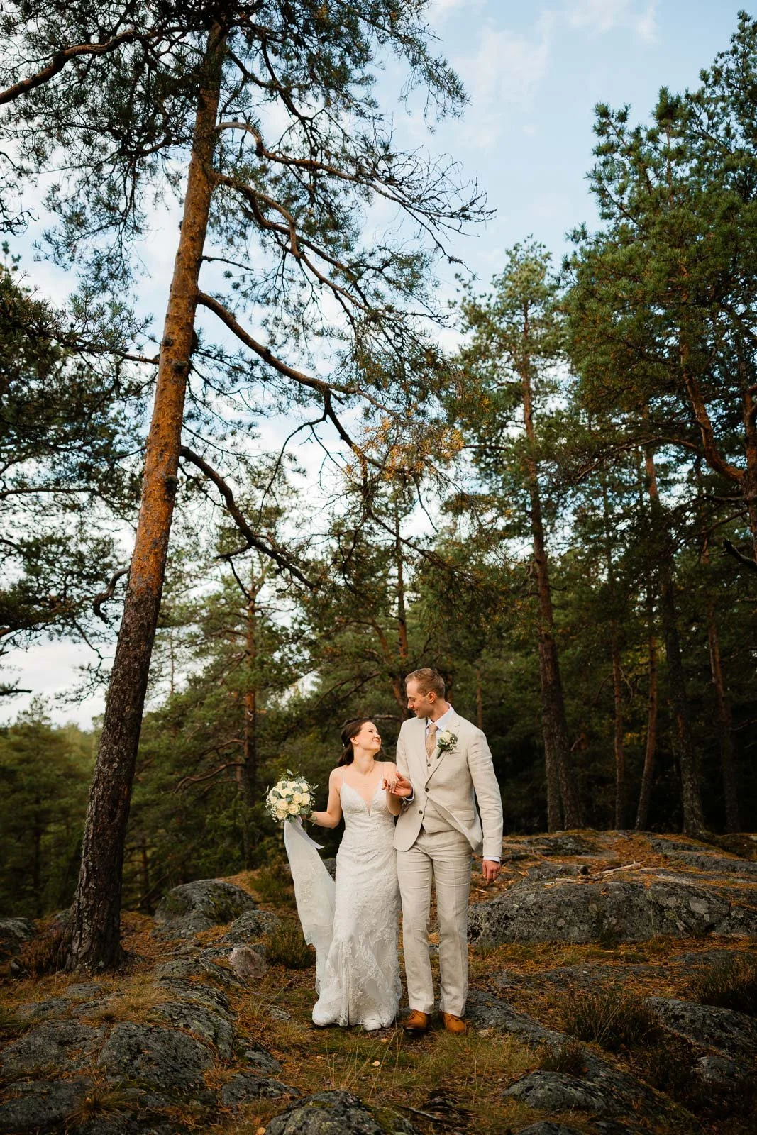 Hääkuvaus Orimattila, hääpari kävelee metsässä.