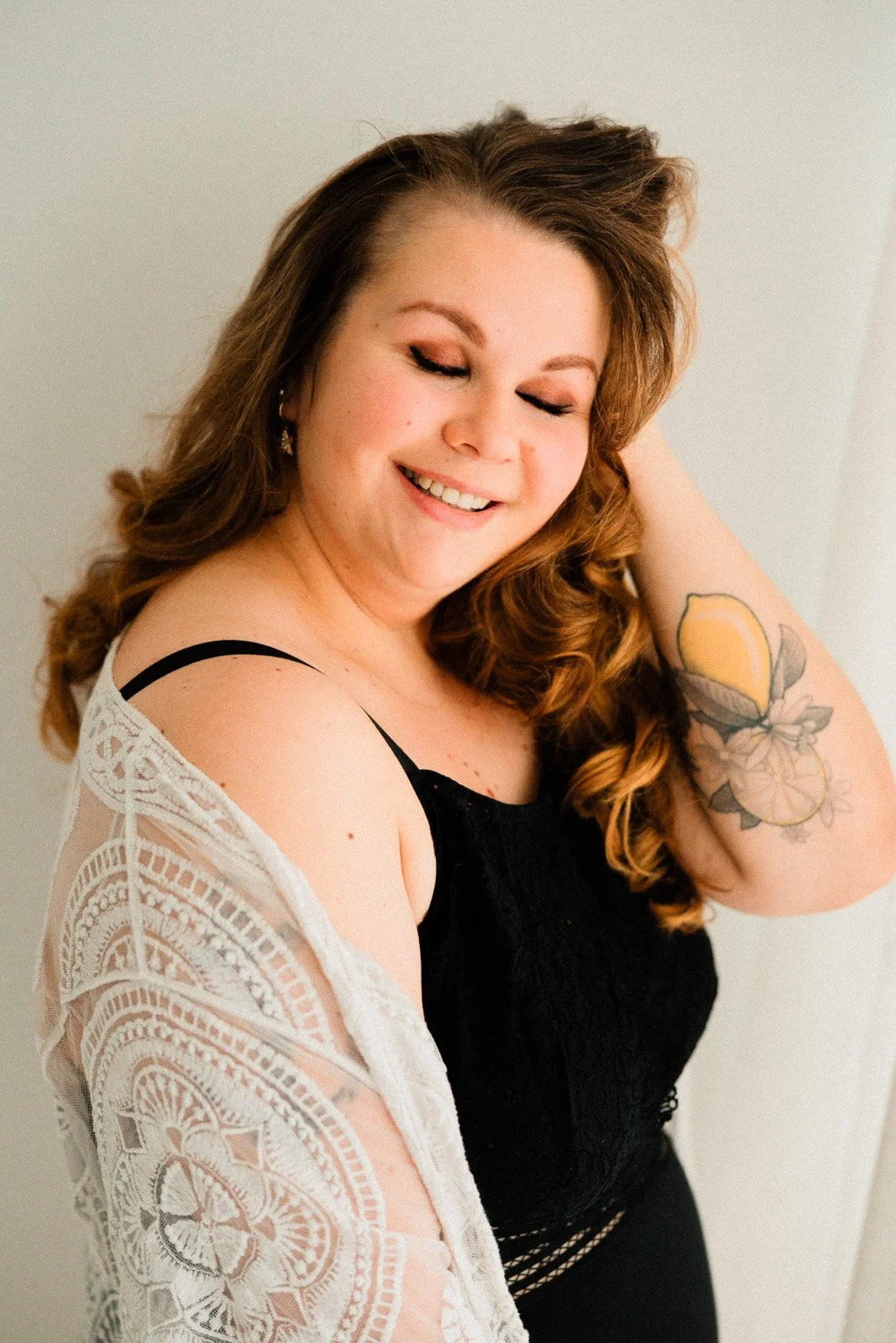 Henkilökuva naisesta studilla.