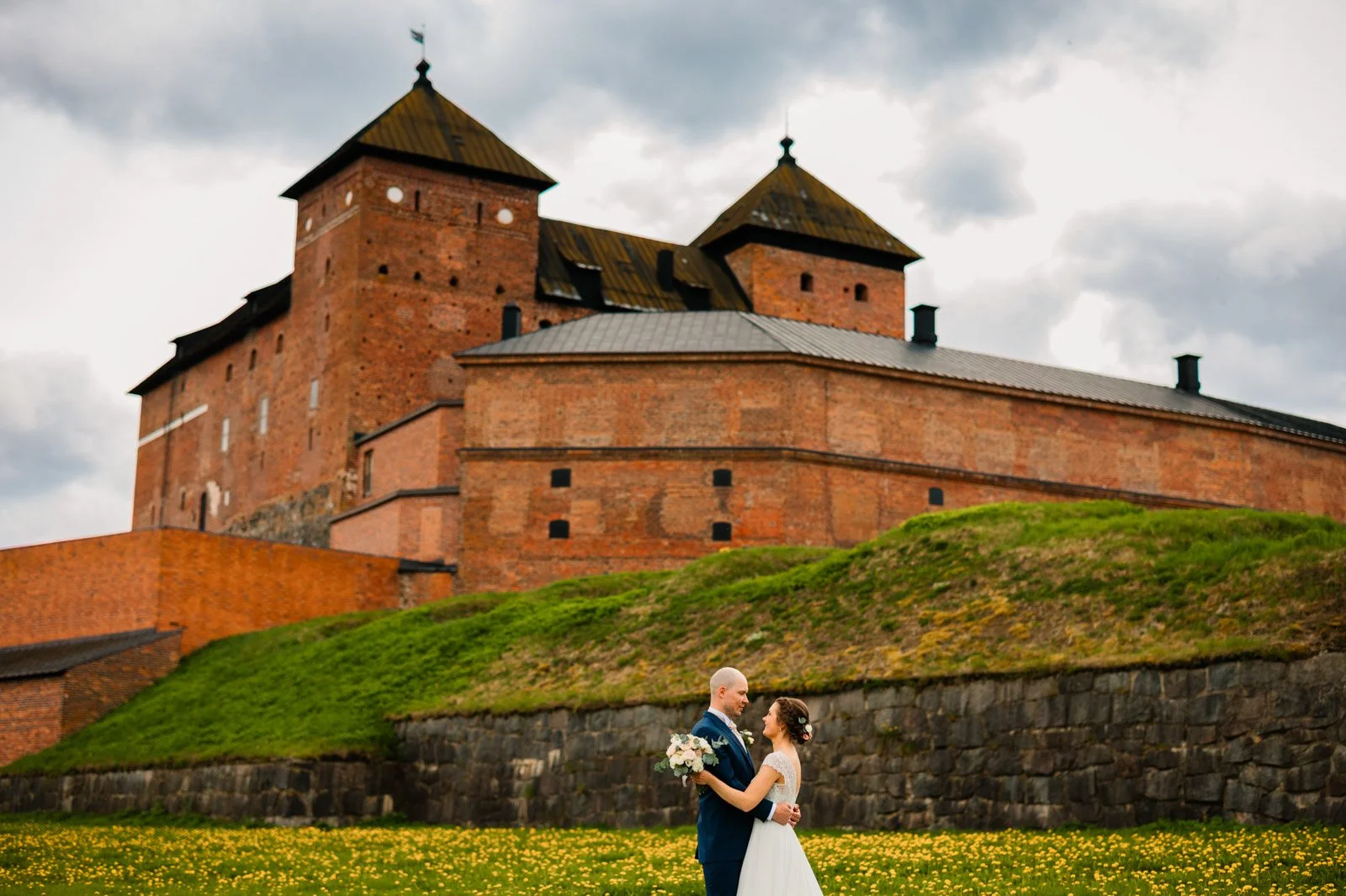 Hääkuva Hämeen Linnan edustalla.