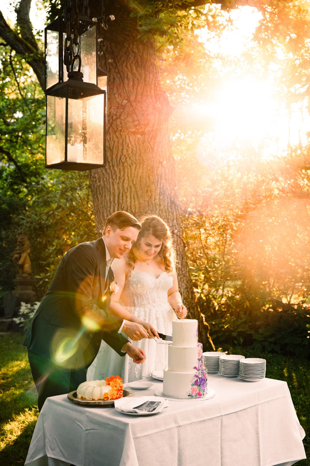 Dokumentaarinen hääkuvaus, kakunleikkaus Mustion linnassa.