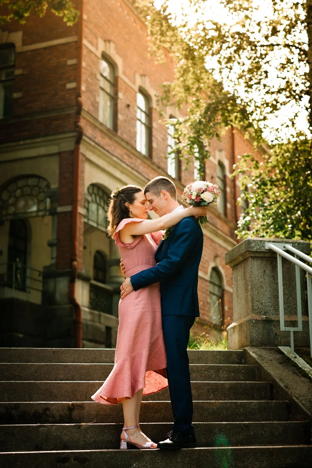 Häävalokuvaaja Tampere, hääkuva Hatanpään arboretumilla.