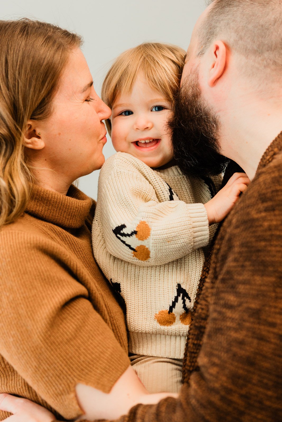 Perhekuvaus studiolla Tampereella, 2-vuotias vanhempien välissä.