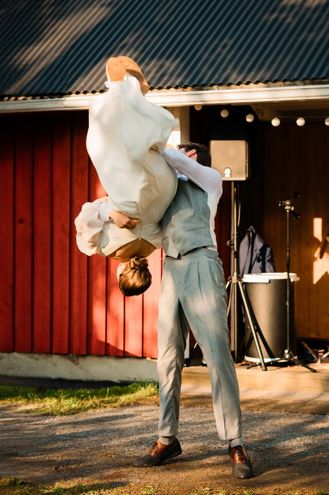 Dokumentaarinen hääkuvaus, morsiamen backflip.