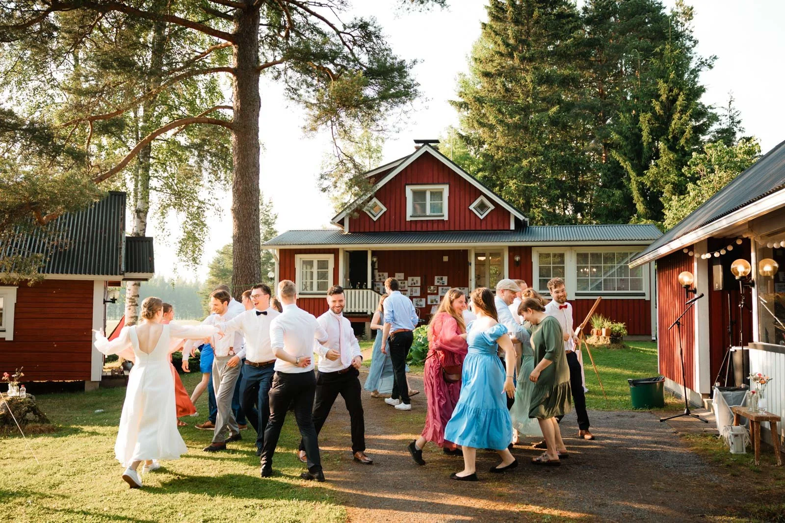 Dokumentaarinen hääkuvaus, cicapo tanssit mökin pihassa.