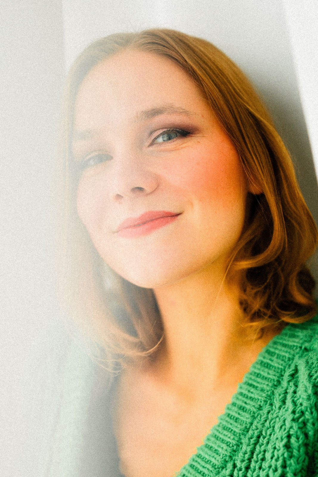 Henkilökuva naisesta studilla.