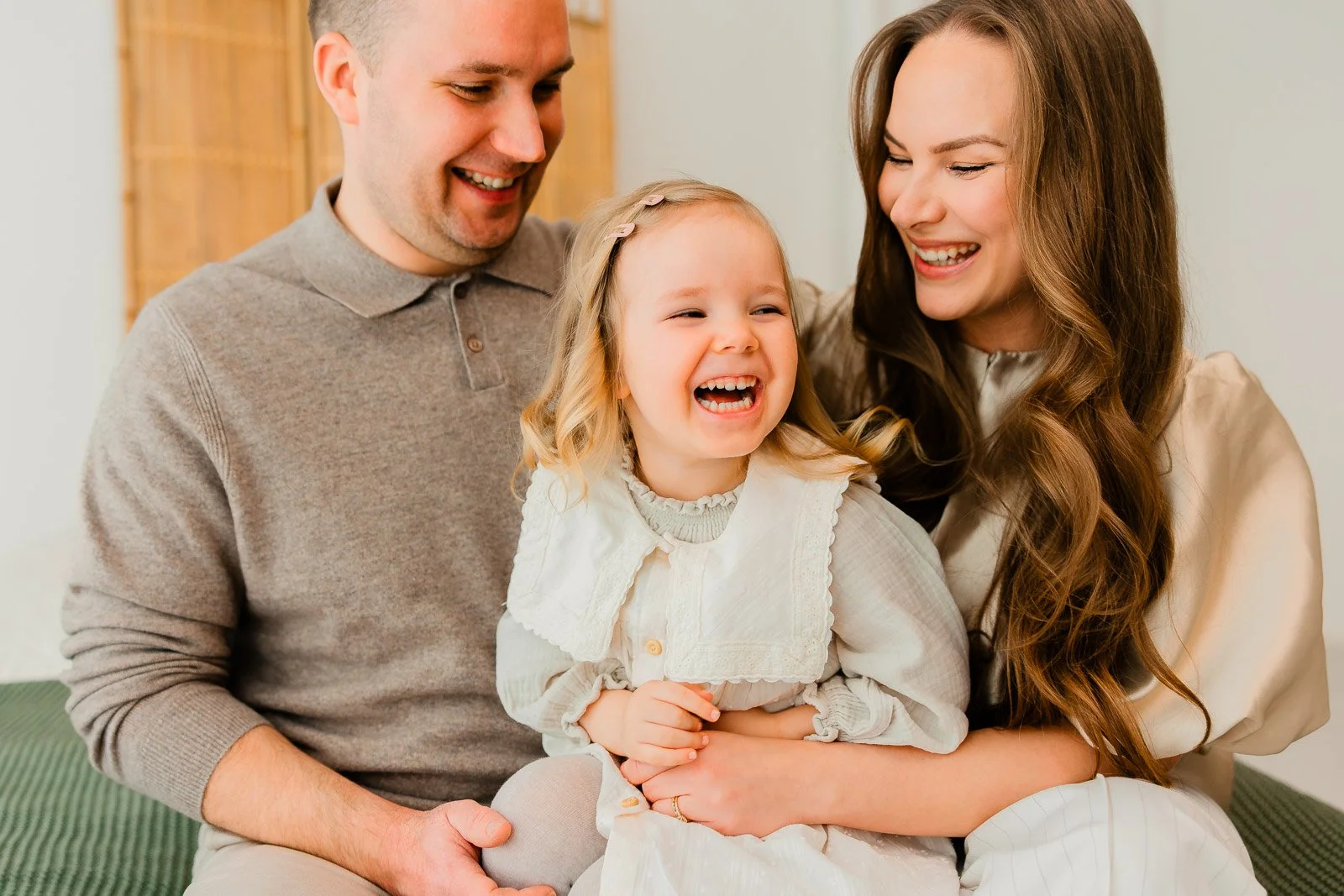 Leikkisä perhekuvaus studiossa | Perhekuvaus Tampere