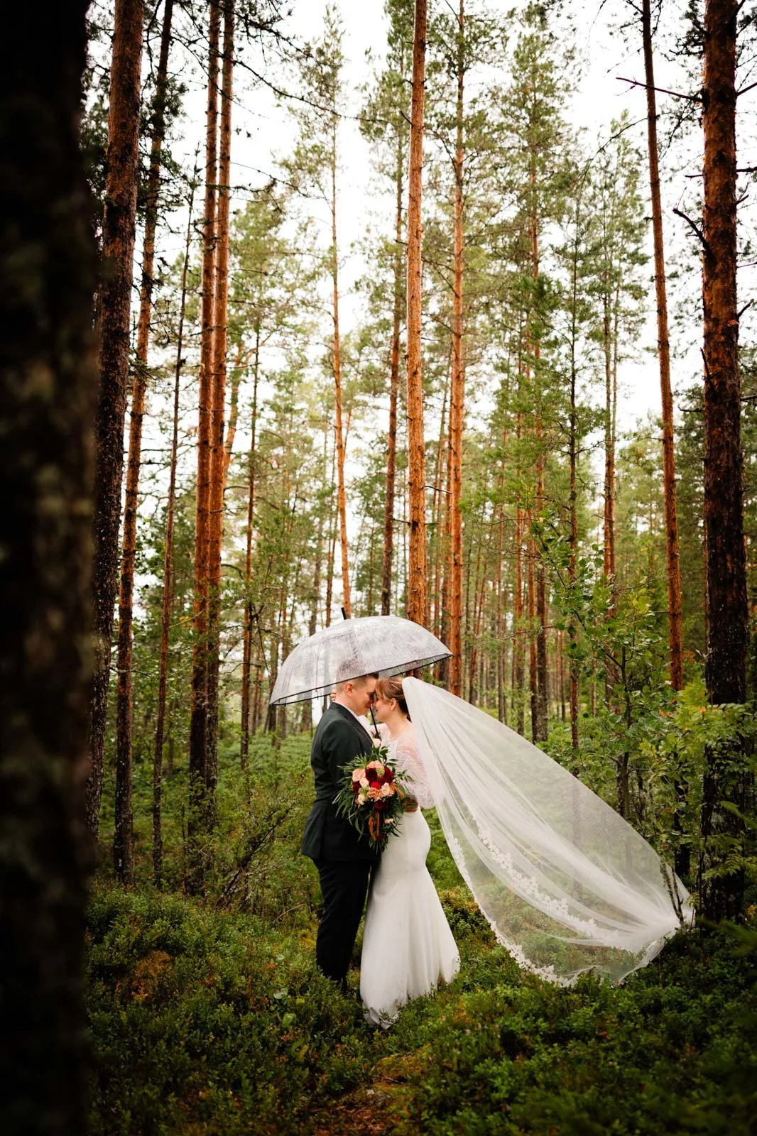 Hääkuvaus sateella metsässä.