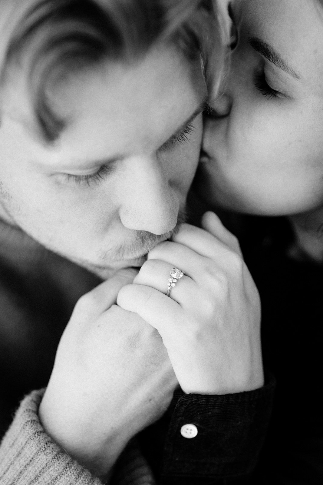 Parikuvaus studiossa Tampereella, mies suutelee naisen kättä, jossa kihlasormus.