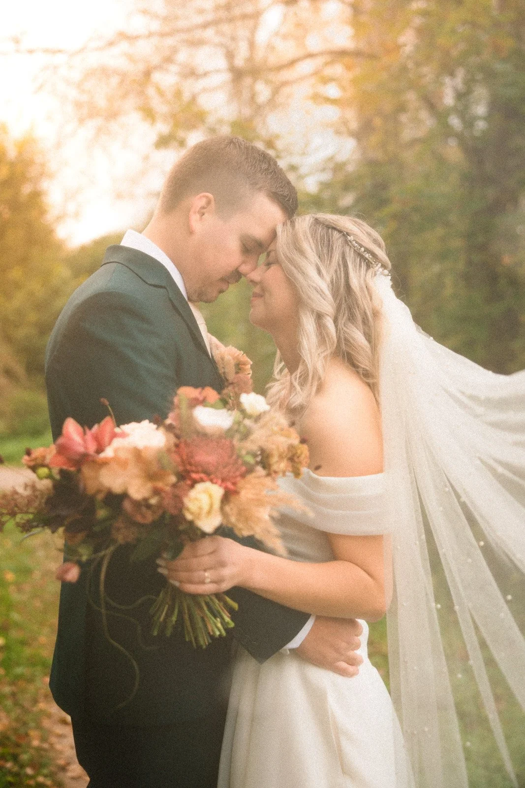 Häävalokuvaaja Tampere, lähikuva hääparista hunnun läpi.