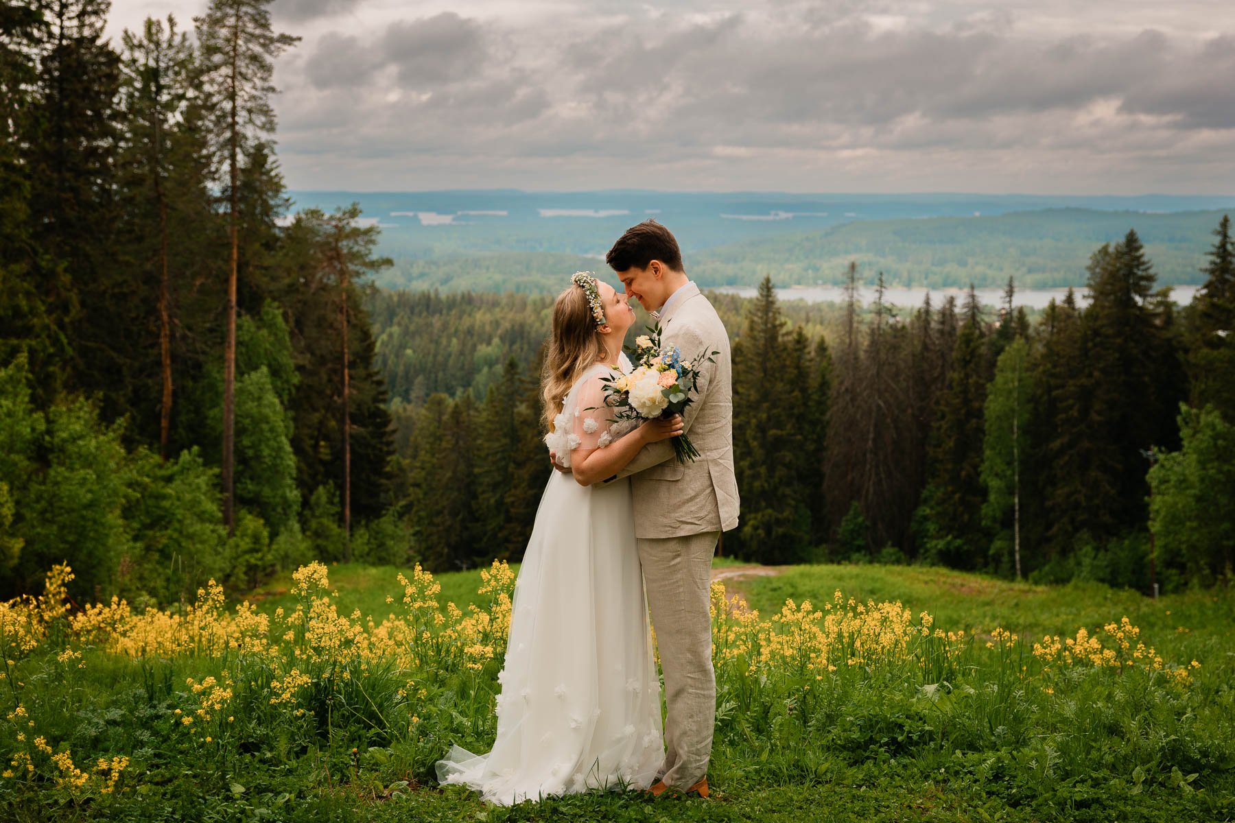 Hääkuva kauniissa vehreässä maisemassa.